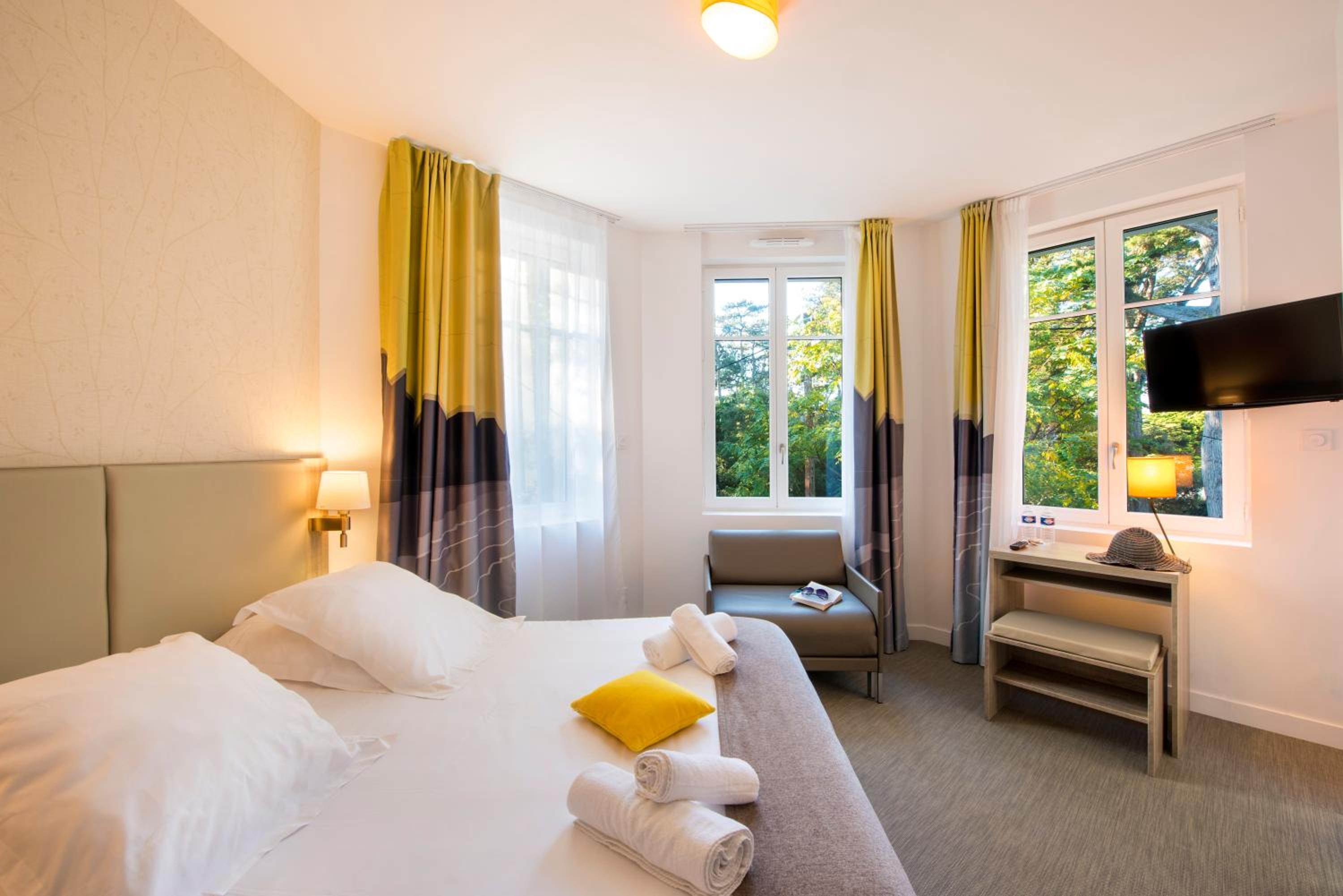 Deluxe Double Room with Balcony photo 2