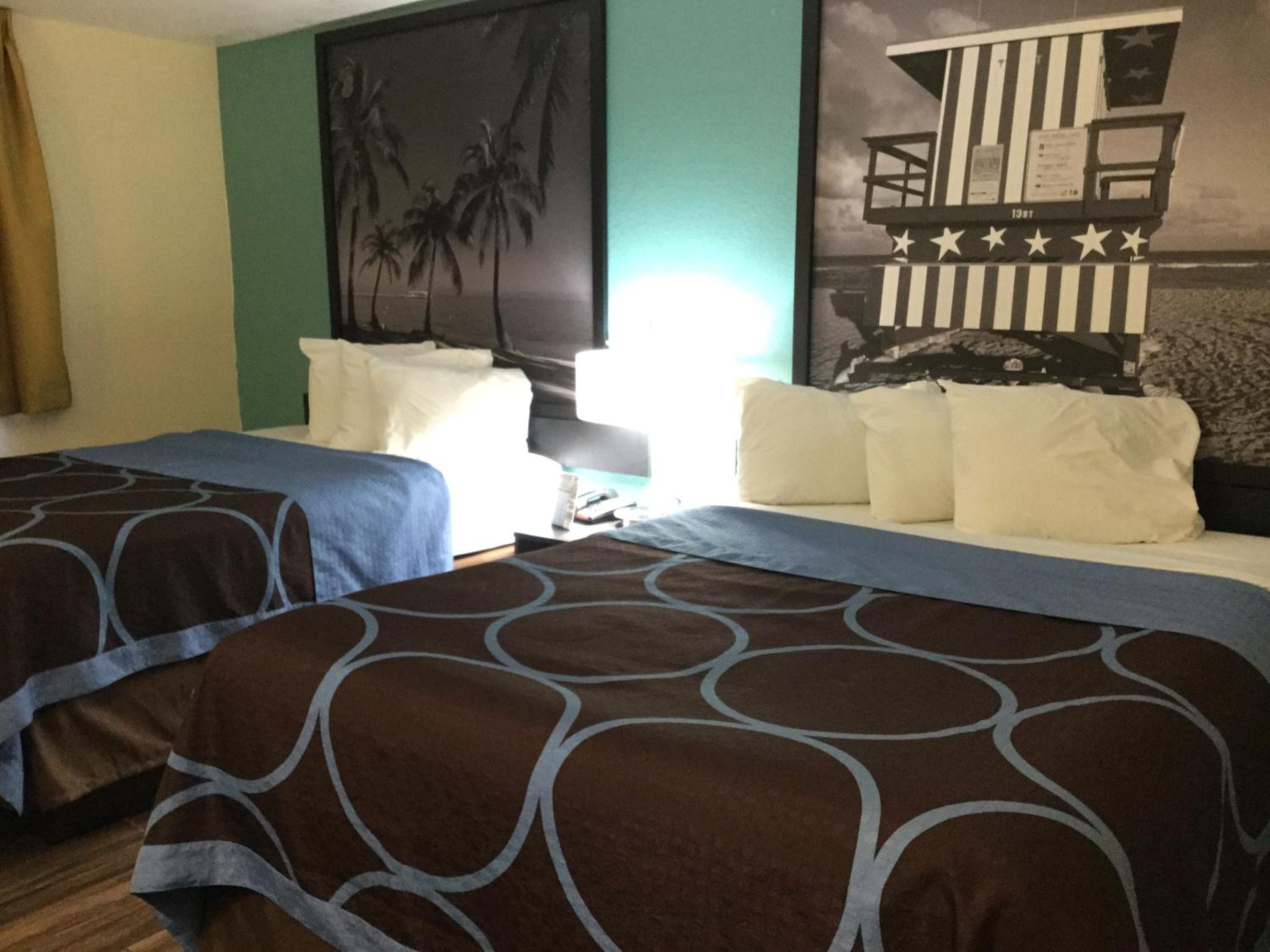 Queen Room with Two Queen Beds - Non-Smoking - Photo 8