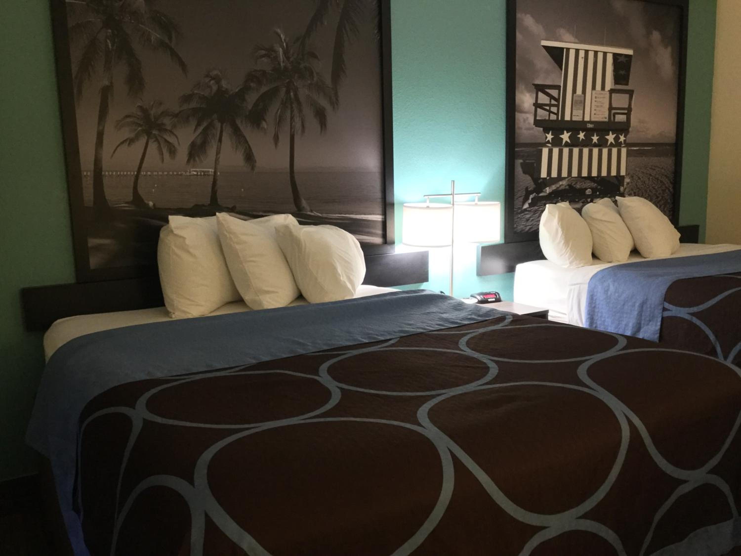 Queen Room with Two Queen Beds - Non-Smoking - Photo 2