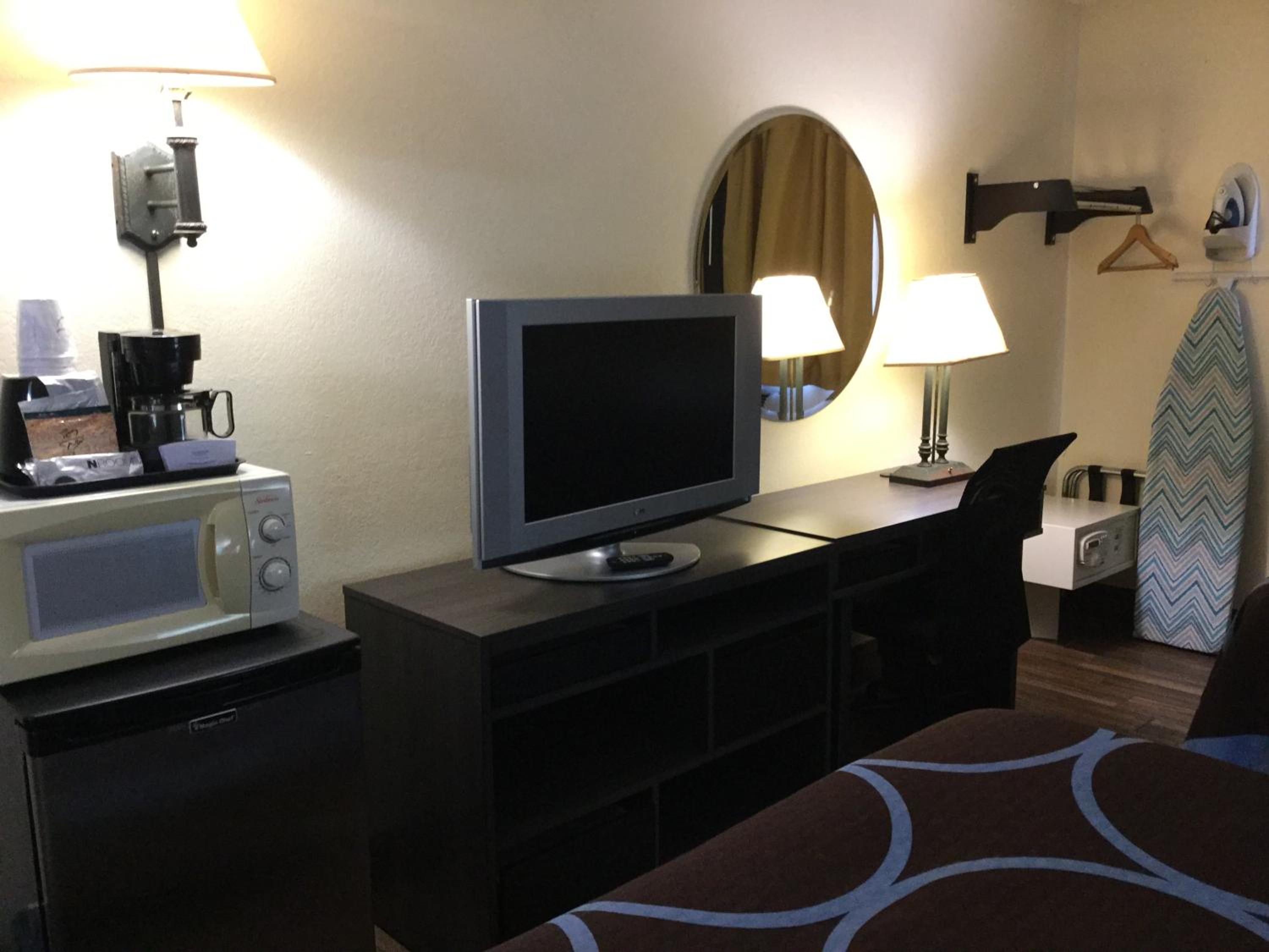 Queen Room with Two Queen Beds - Non-Smoking - Photo 1