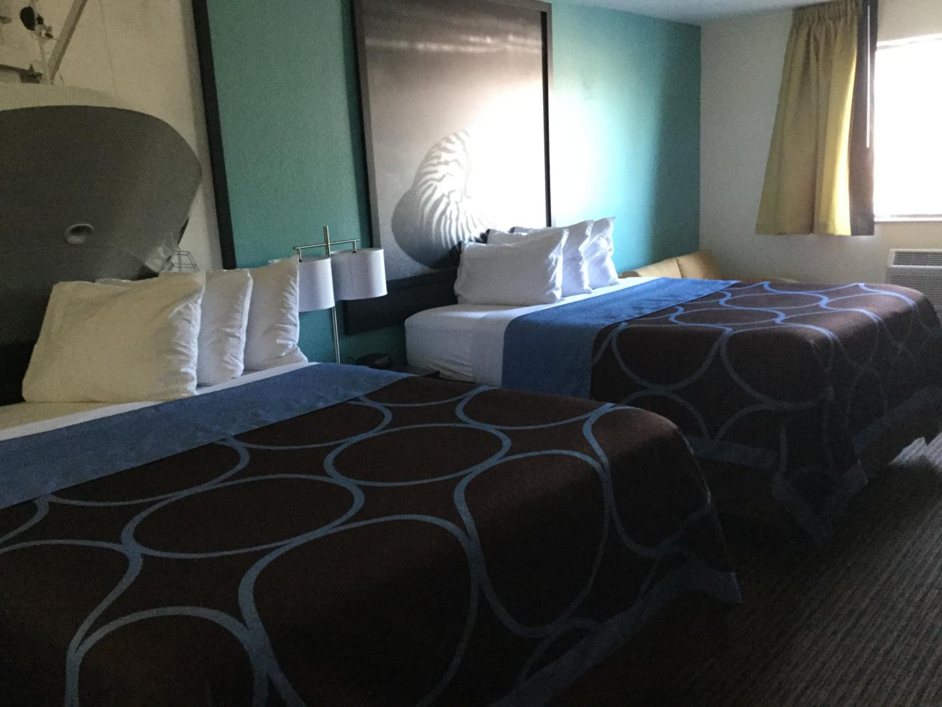 Deluxe Queen Room with Two Queen Beds - Non-Smoking - Photo 6