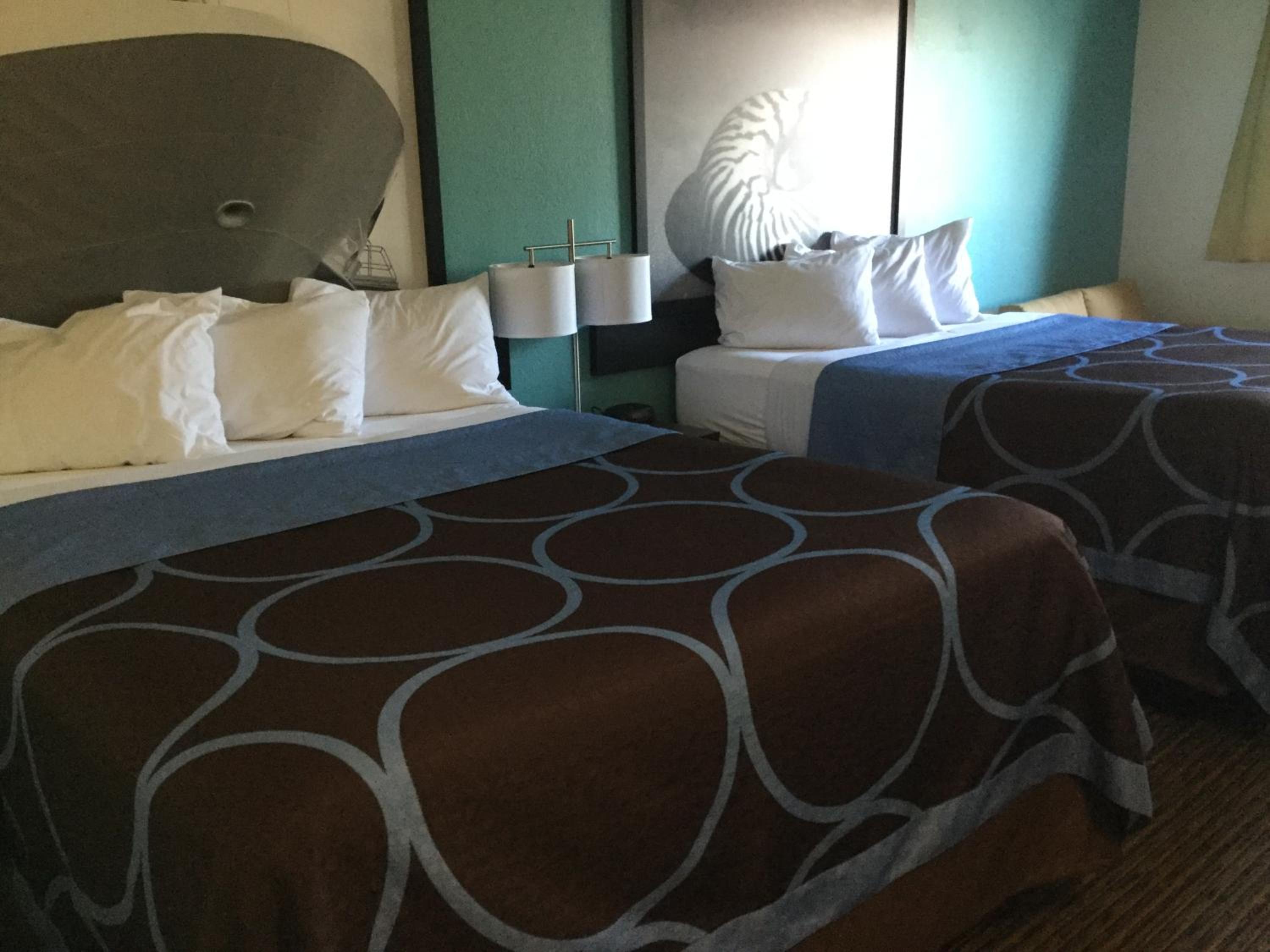 Deluxe Queen Room with Two Queen Beds - Non-Smoking - Photo 5