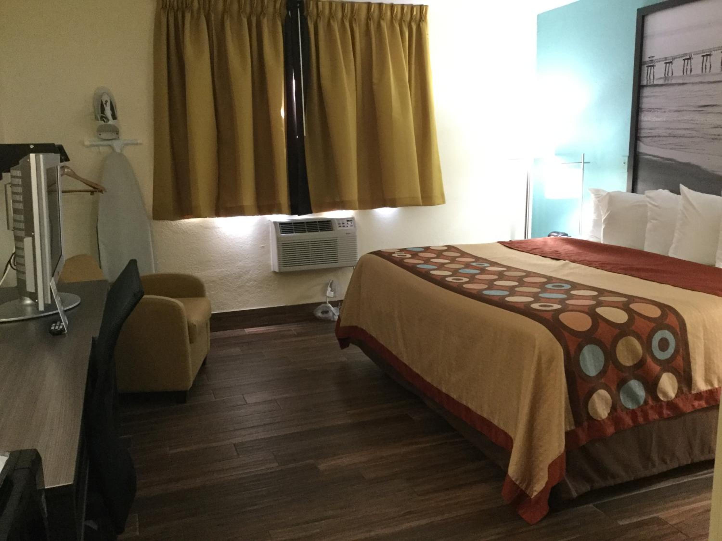 1 Queen Bed, Mobility/Hearing Accessible Room, Roll-In Shower, Non-Smoking - Photo 4