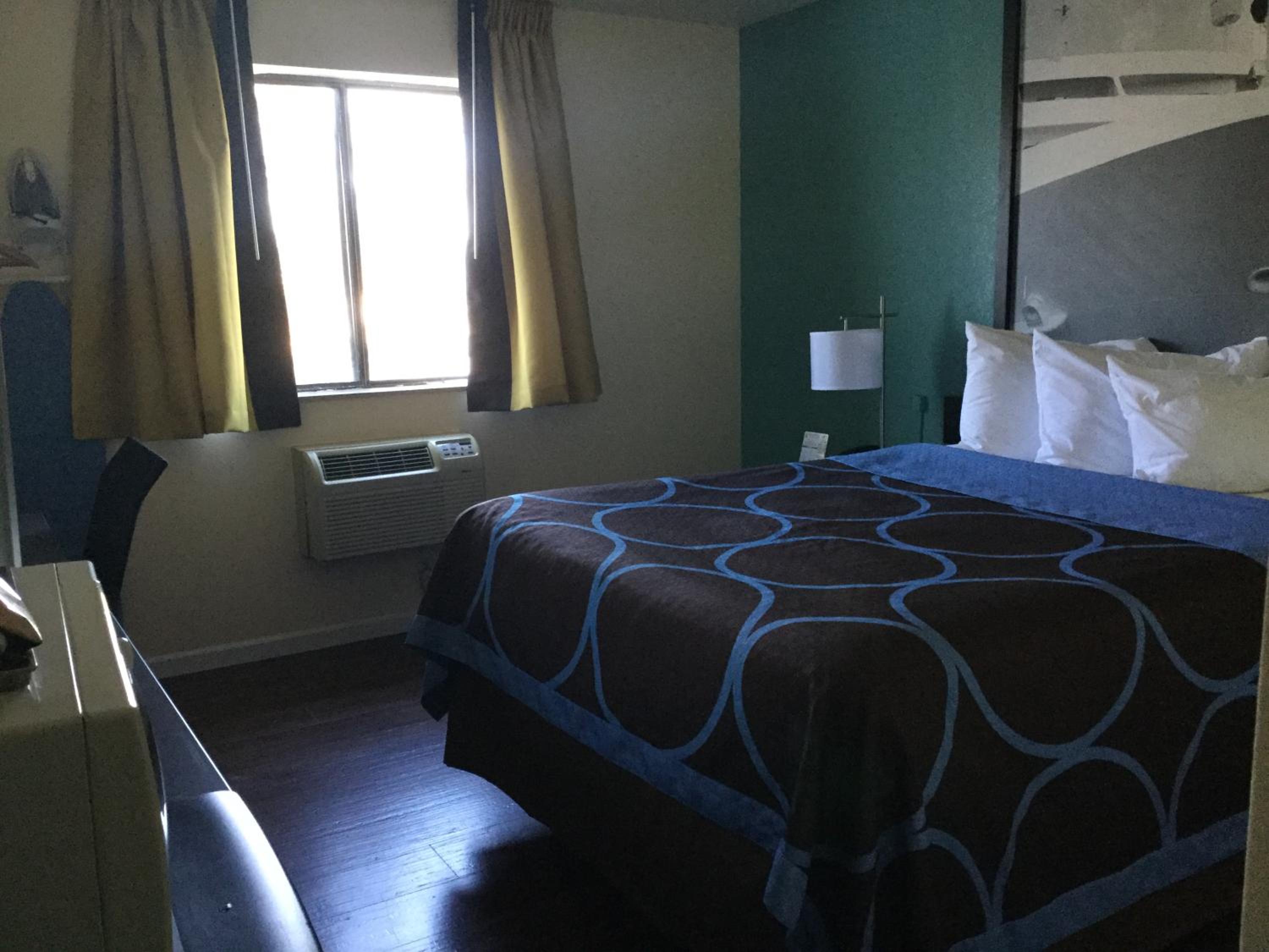 Queen Room - Non-Smoking - Photo 6