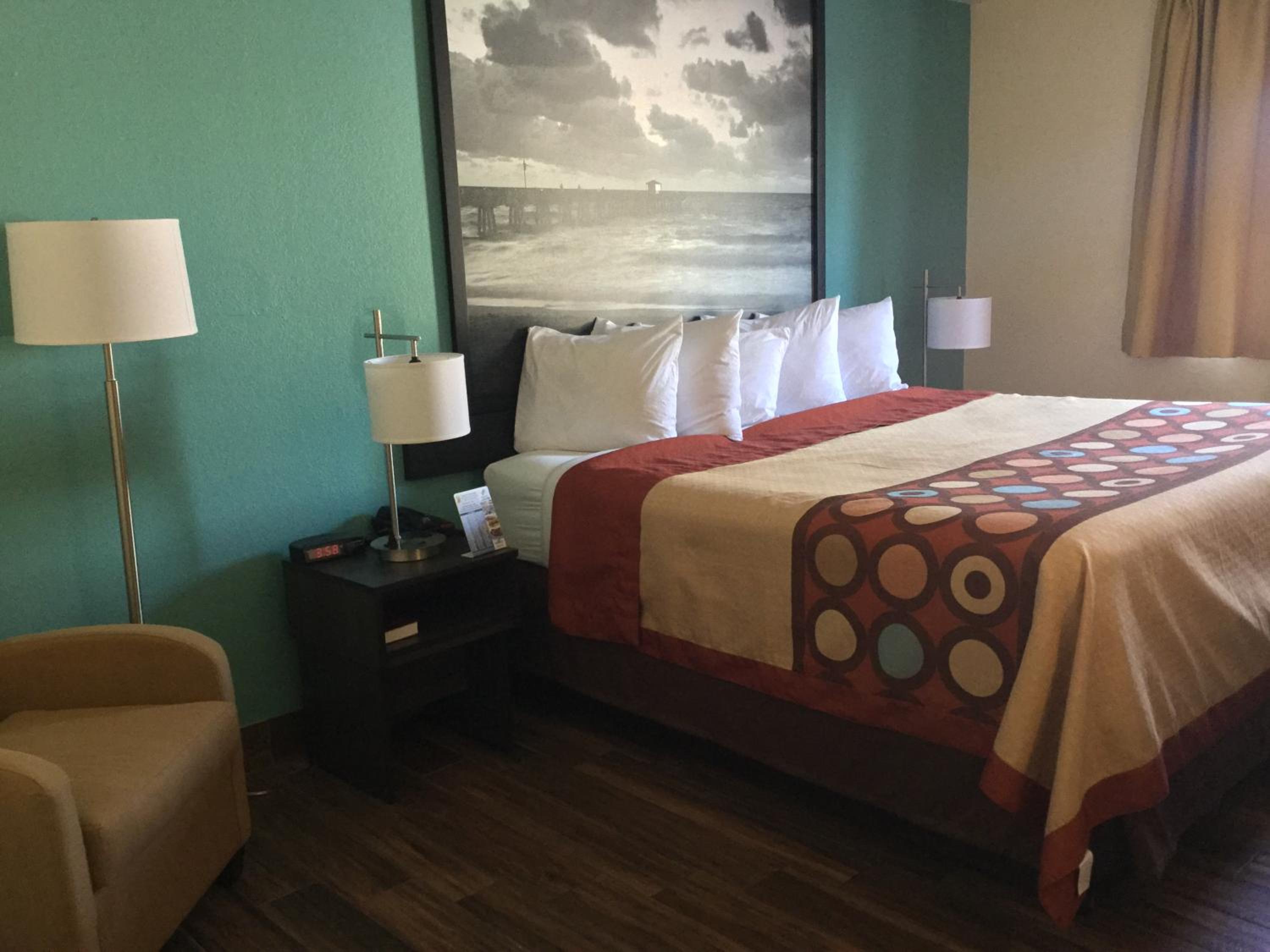 King Room - Non-Smoking - Photo 2