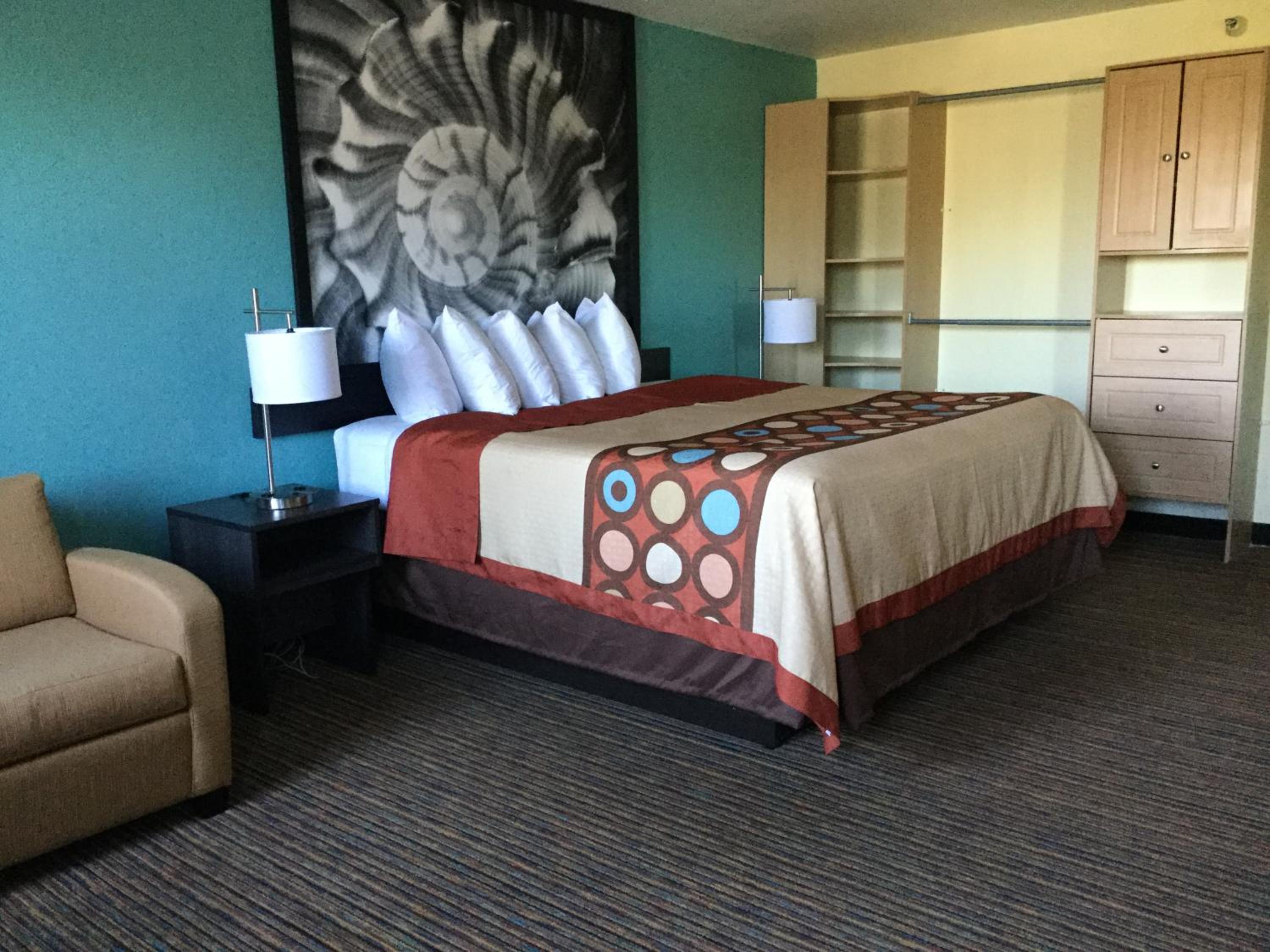 Deluxe King Room - Non-Smoking - Photo 6