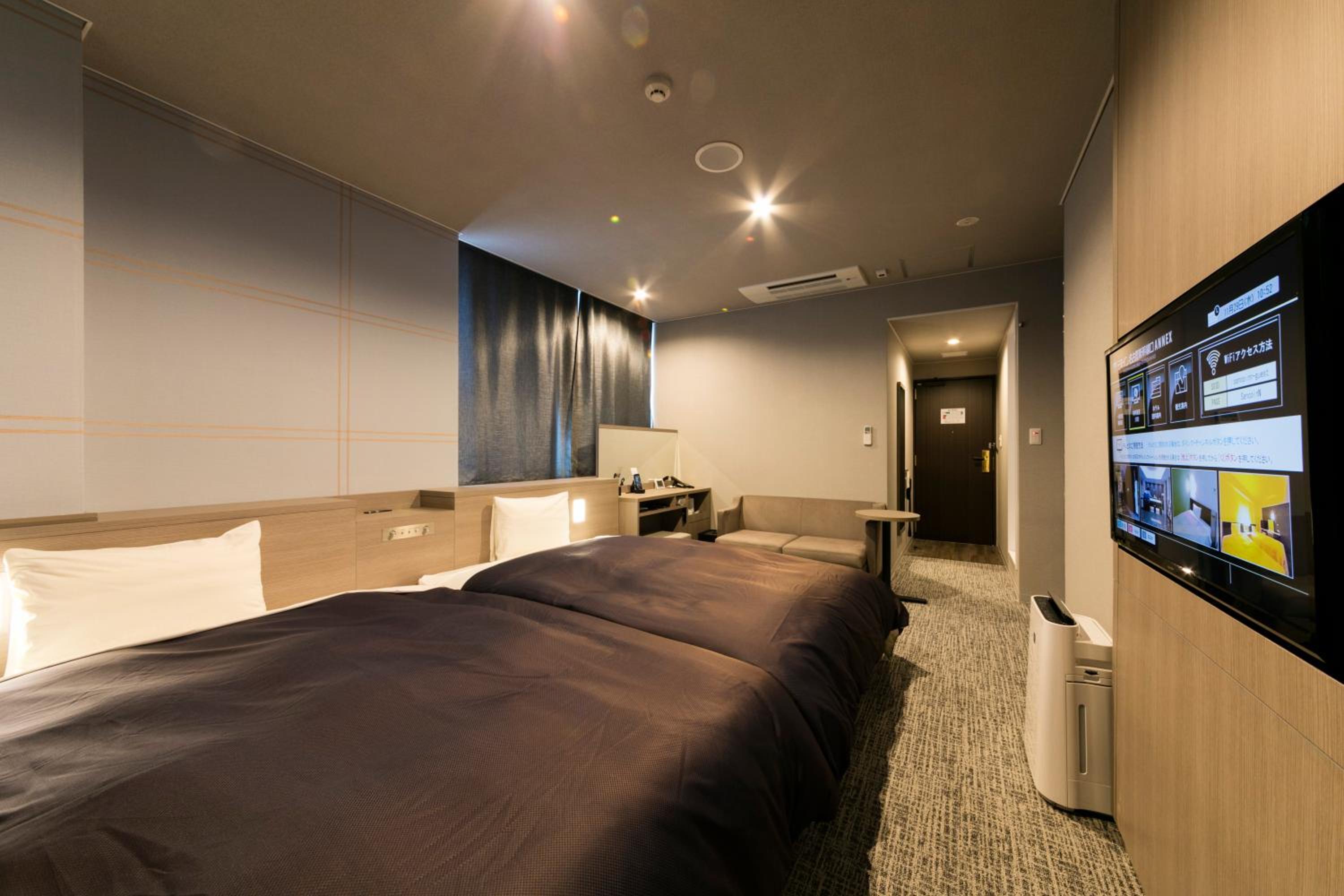 Deluxe Twin Room with Station View photo 3