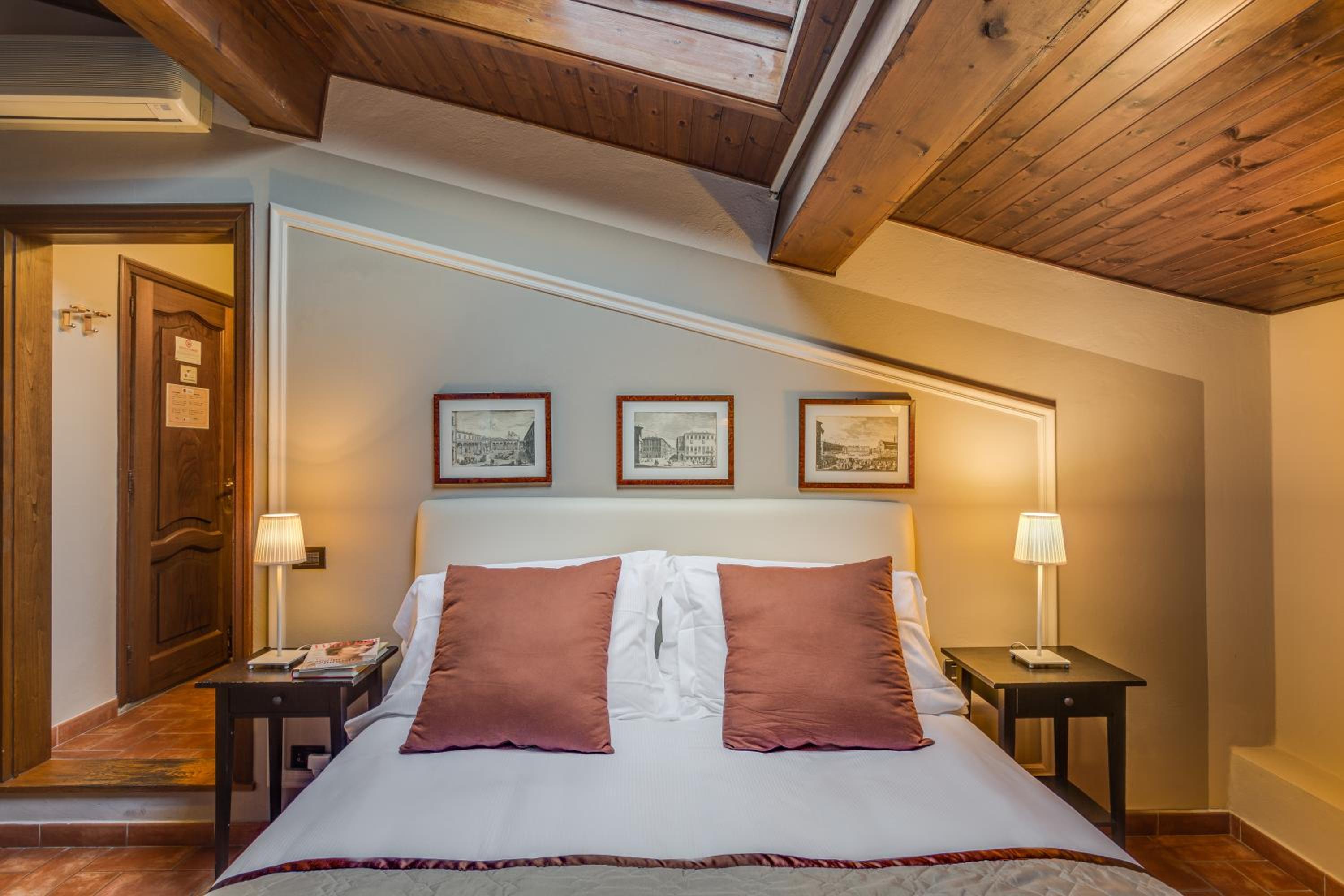 Standard Double or Twin Room photo 3