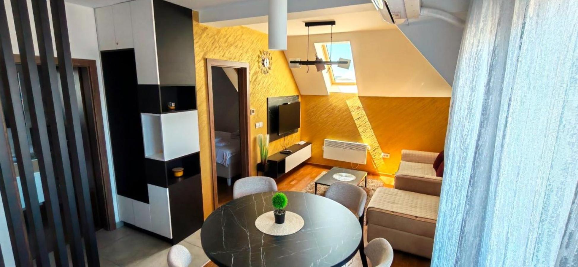 Apartment with Balcony photo 3