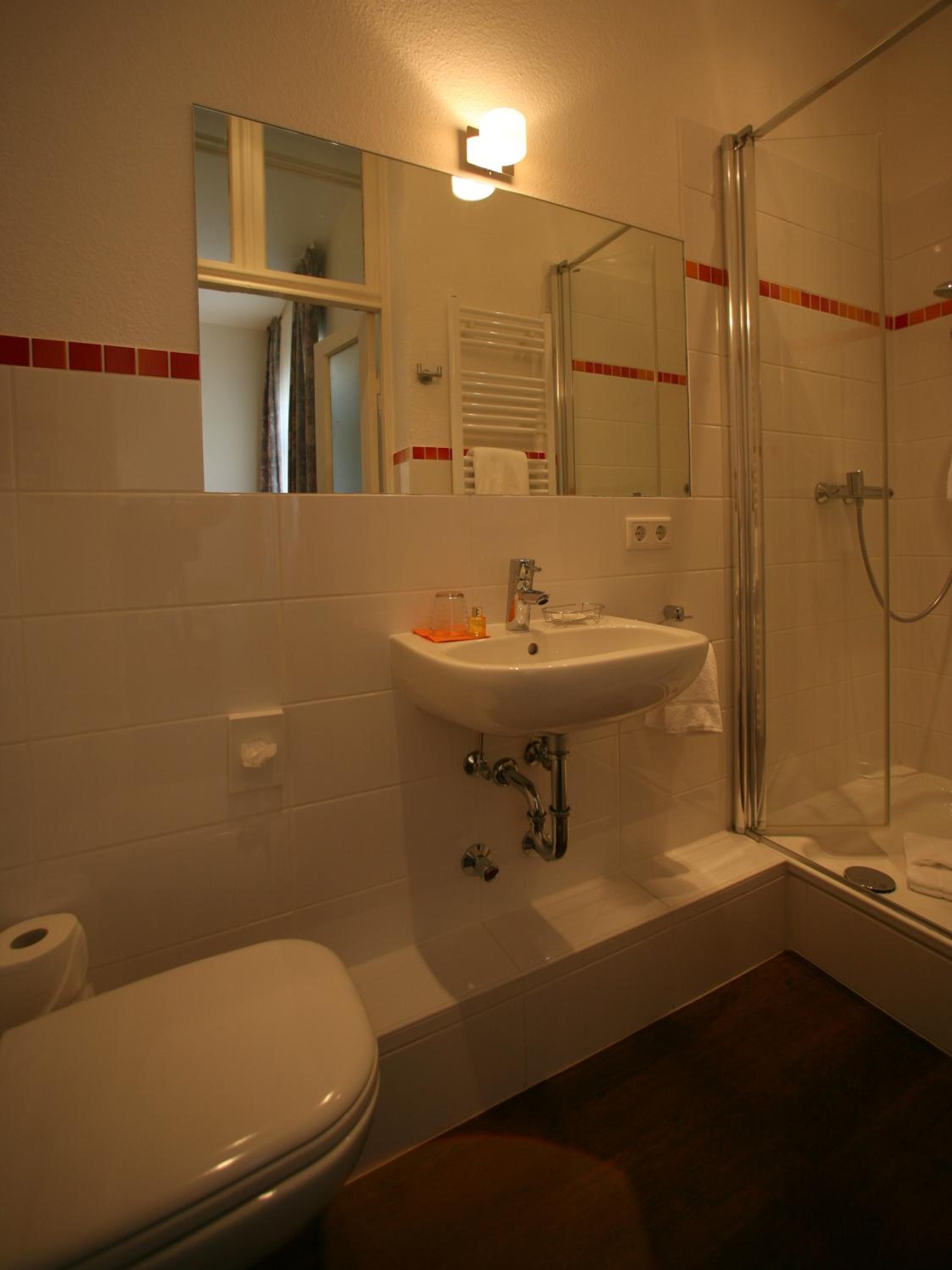 Single Room thumbnail 5
