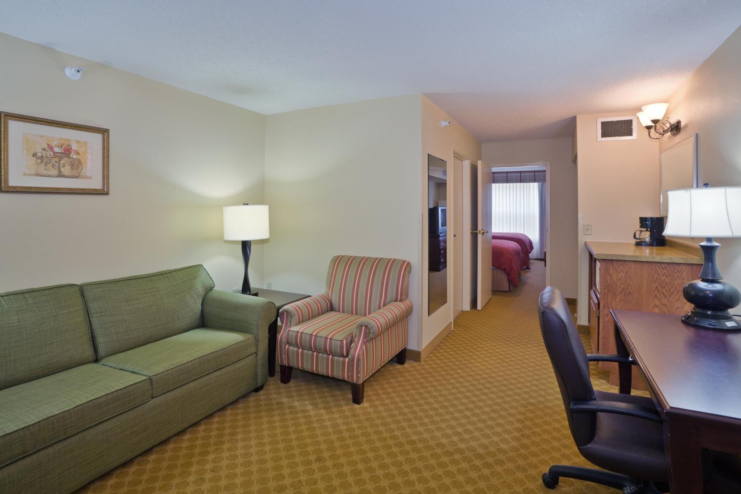 One-Bedroom Suite with Two Queen Beds - Non-Smoking - Photo 3