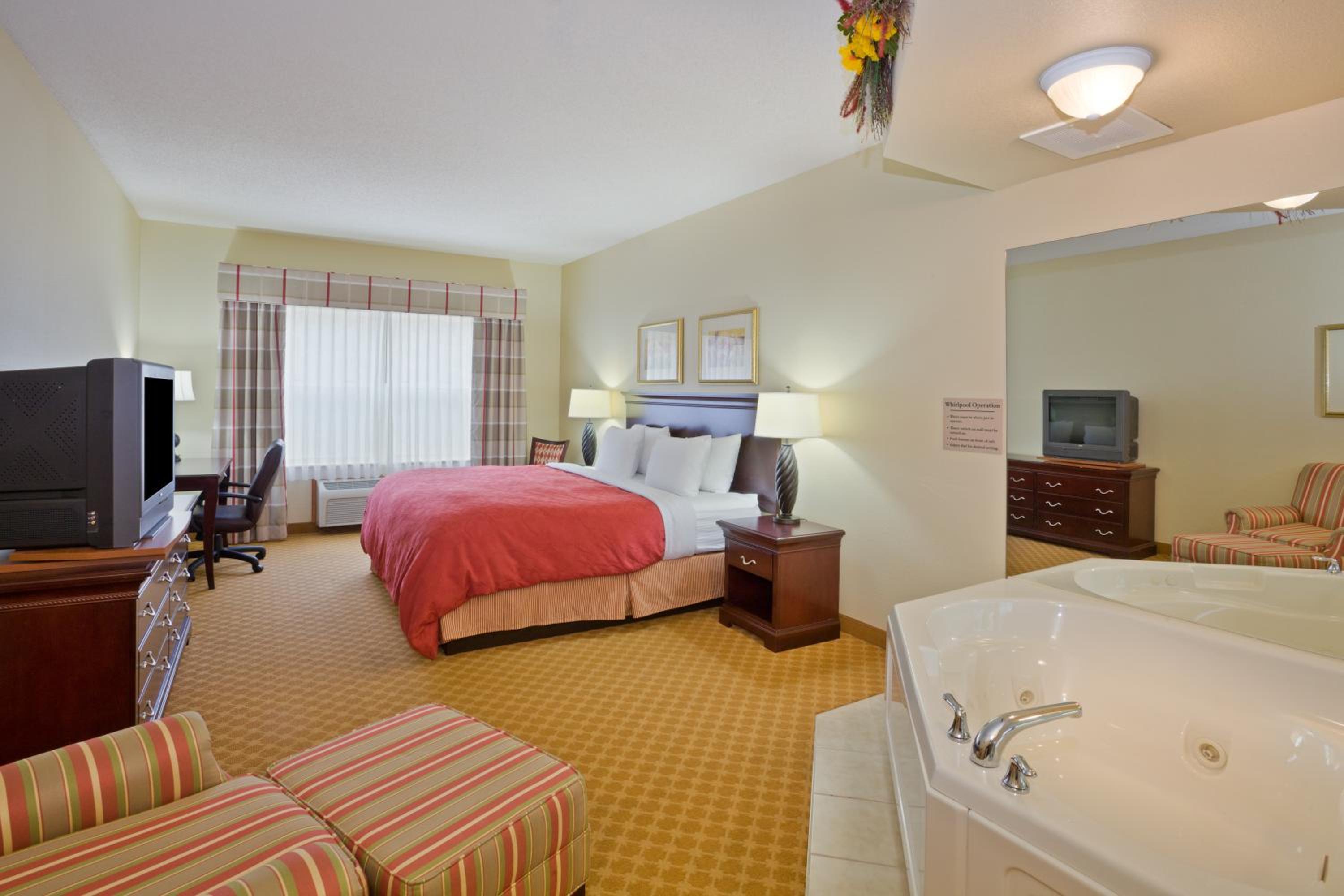 Deluxe King Room - Non-Smoking - Photo 5