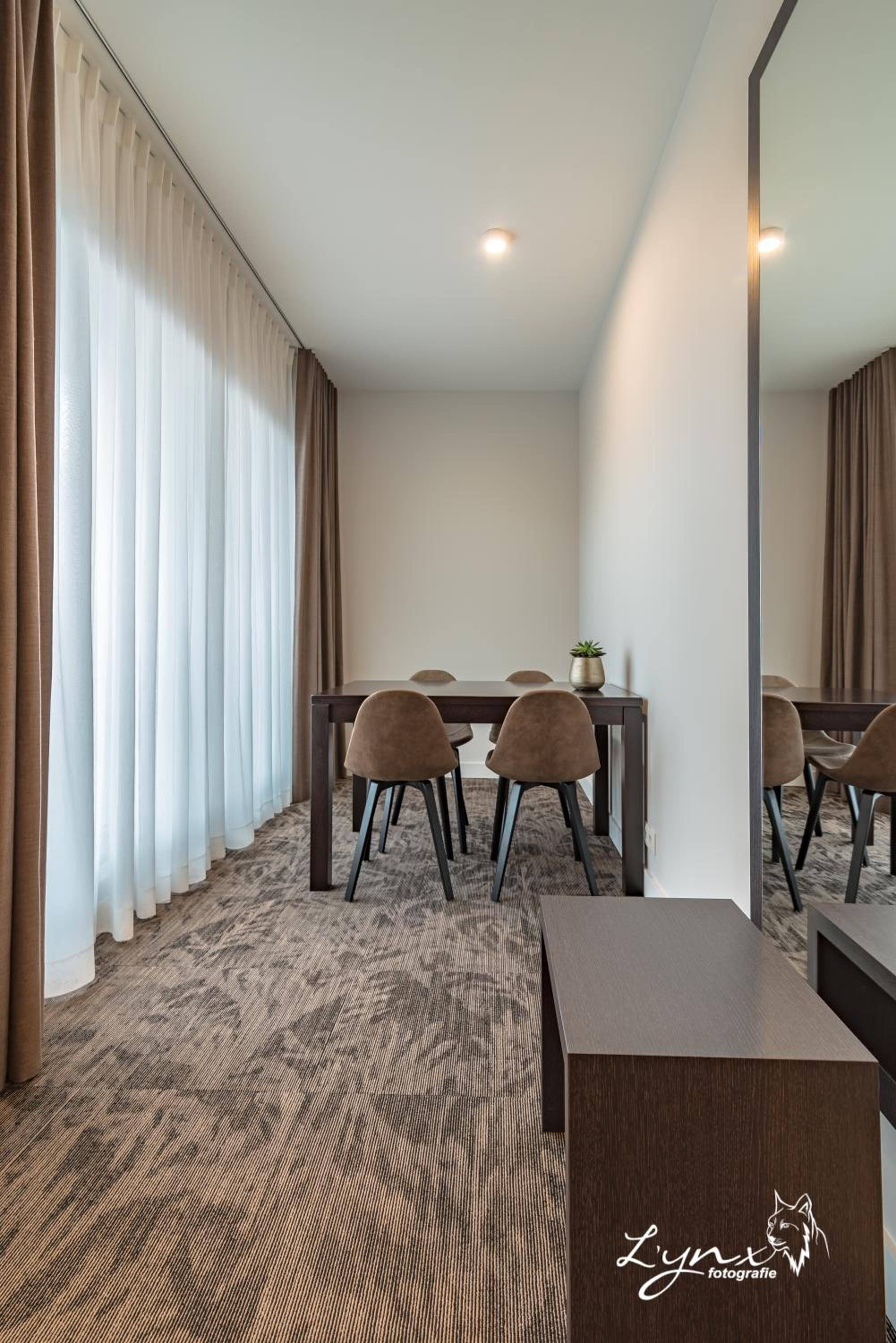 Executive Suite - Photo 11