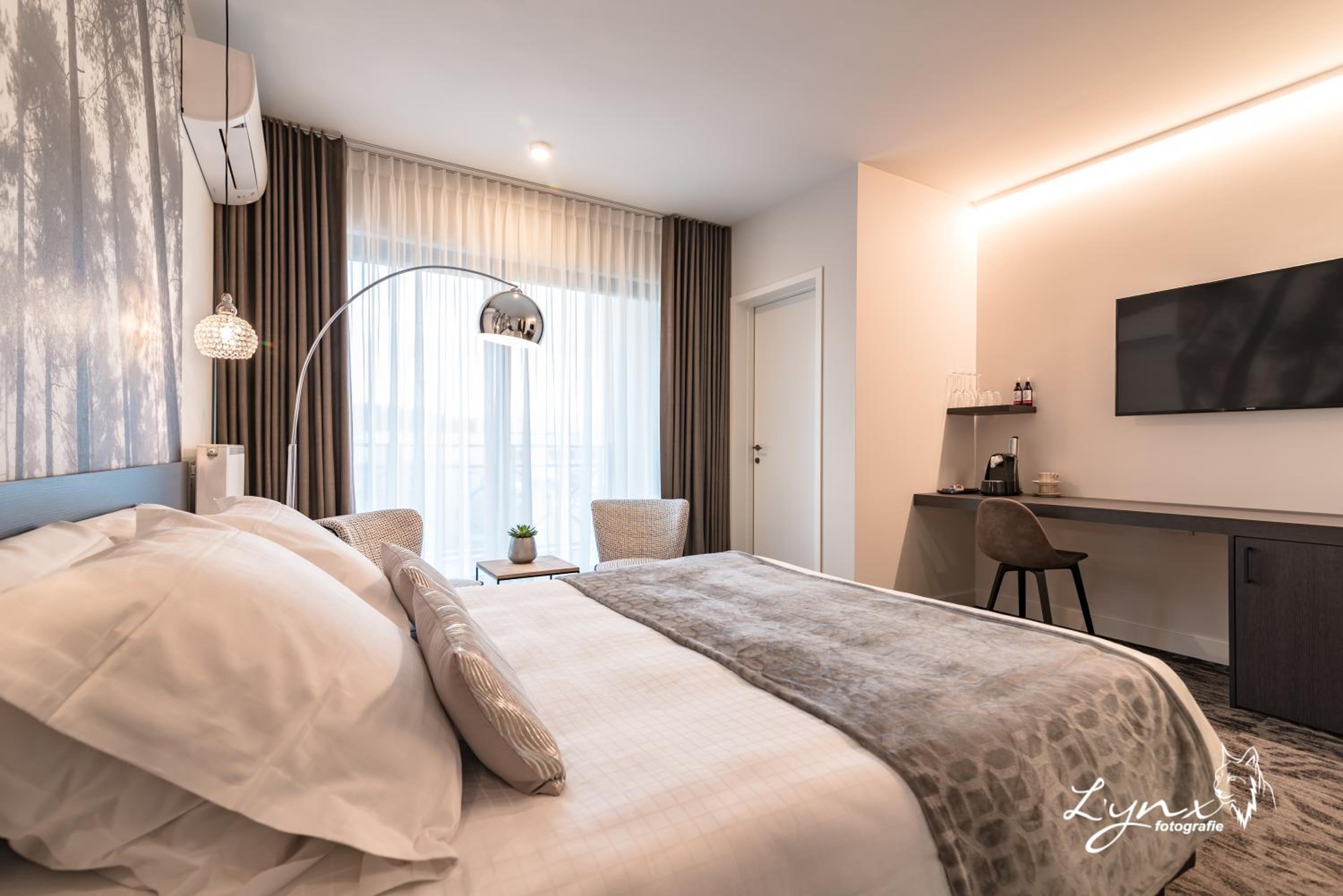 Junior Suite with Balcony - Photo 5