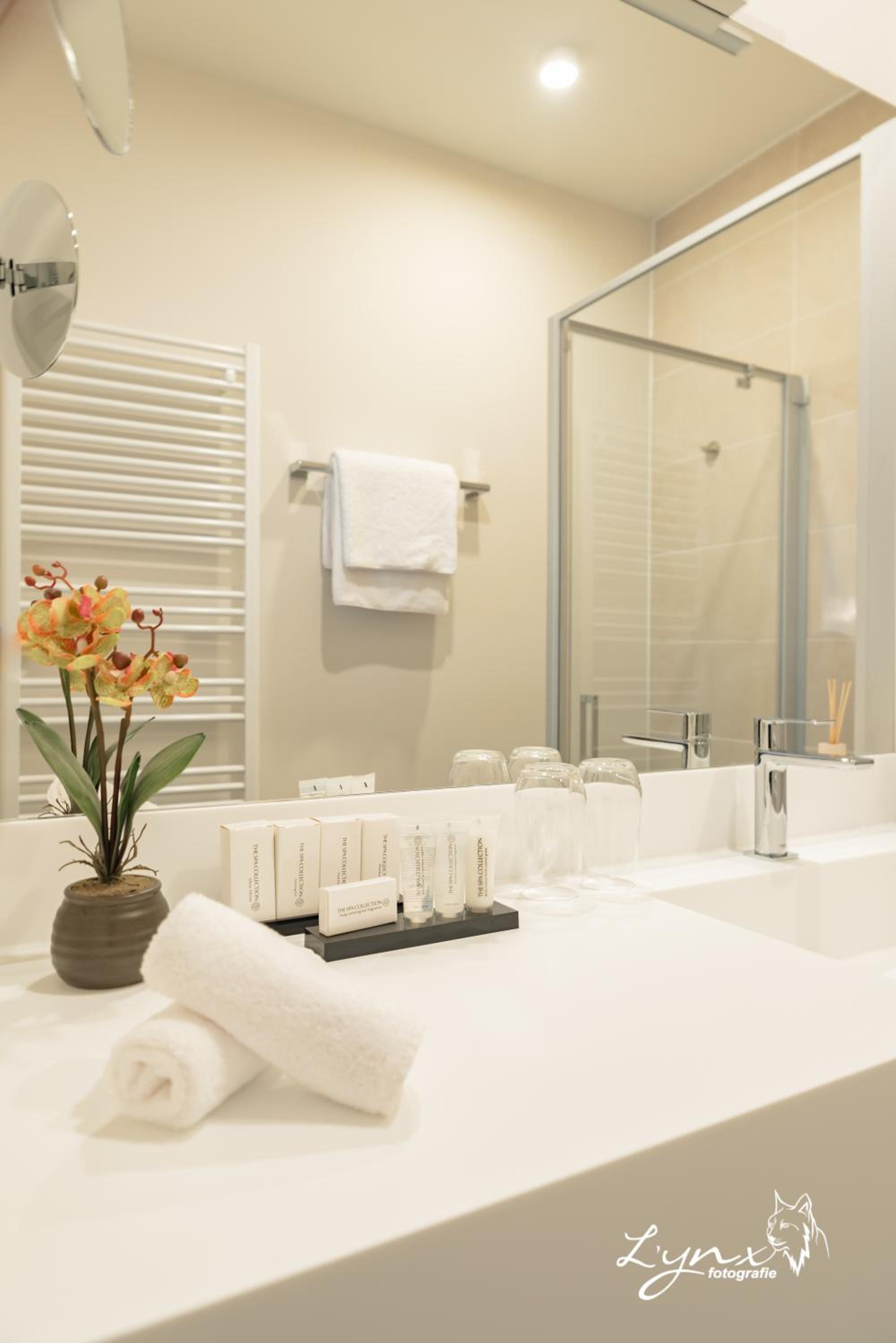 Junior Suite with Balcony - Photo 16