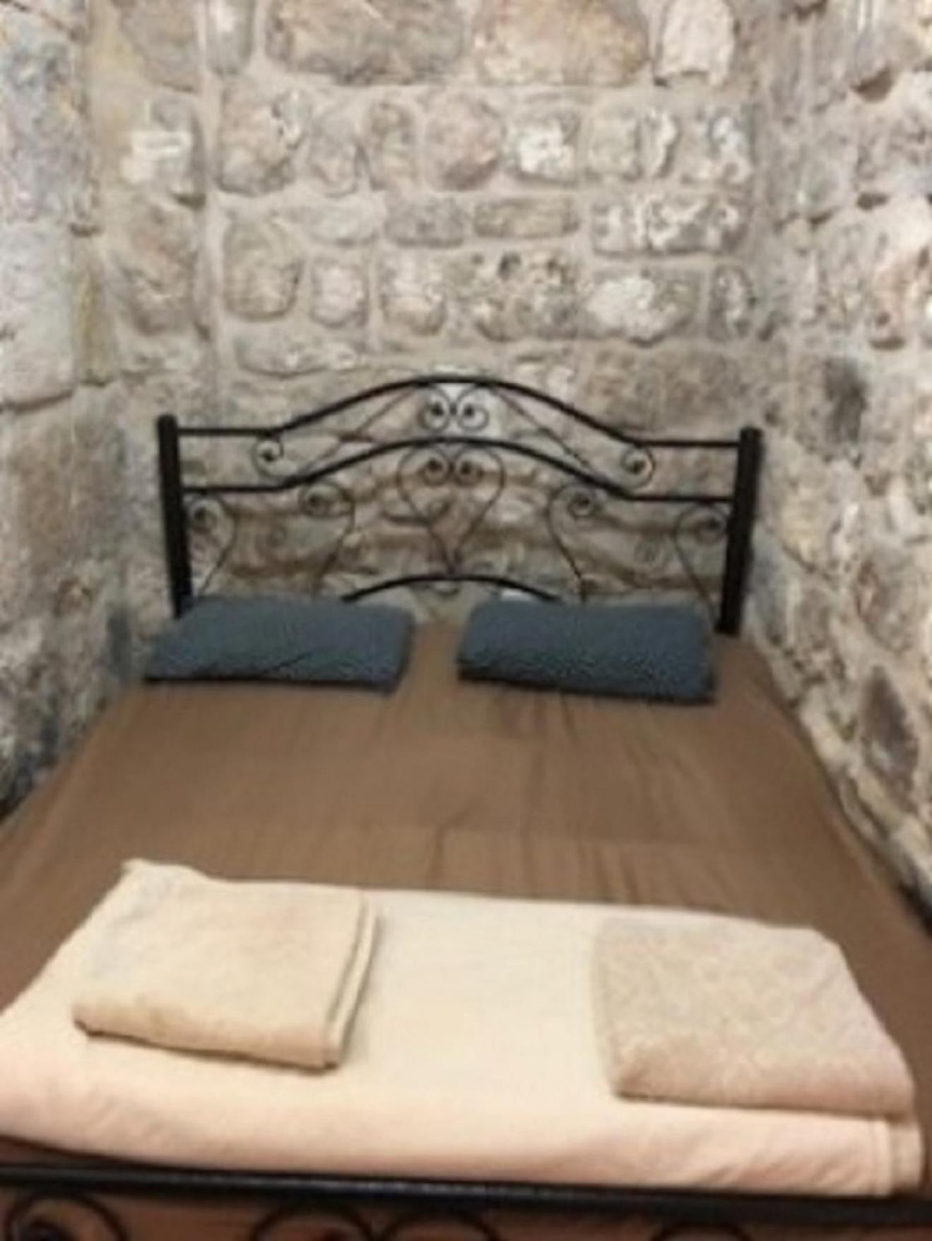 Double Room with Shared Bathroom photo 3