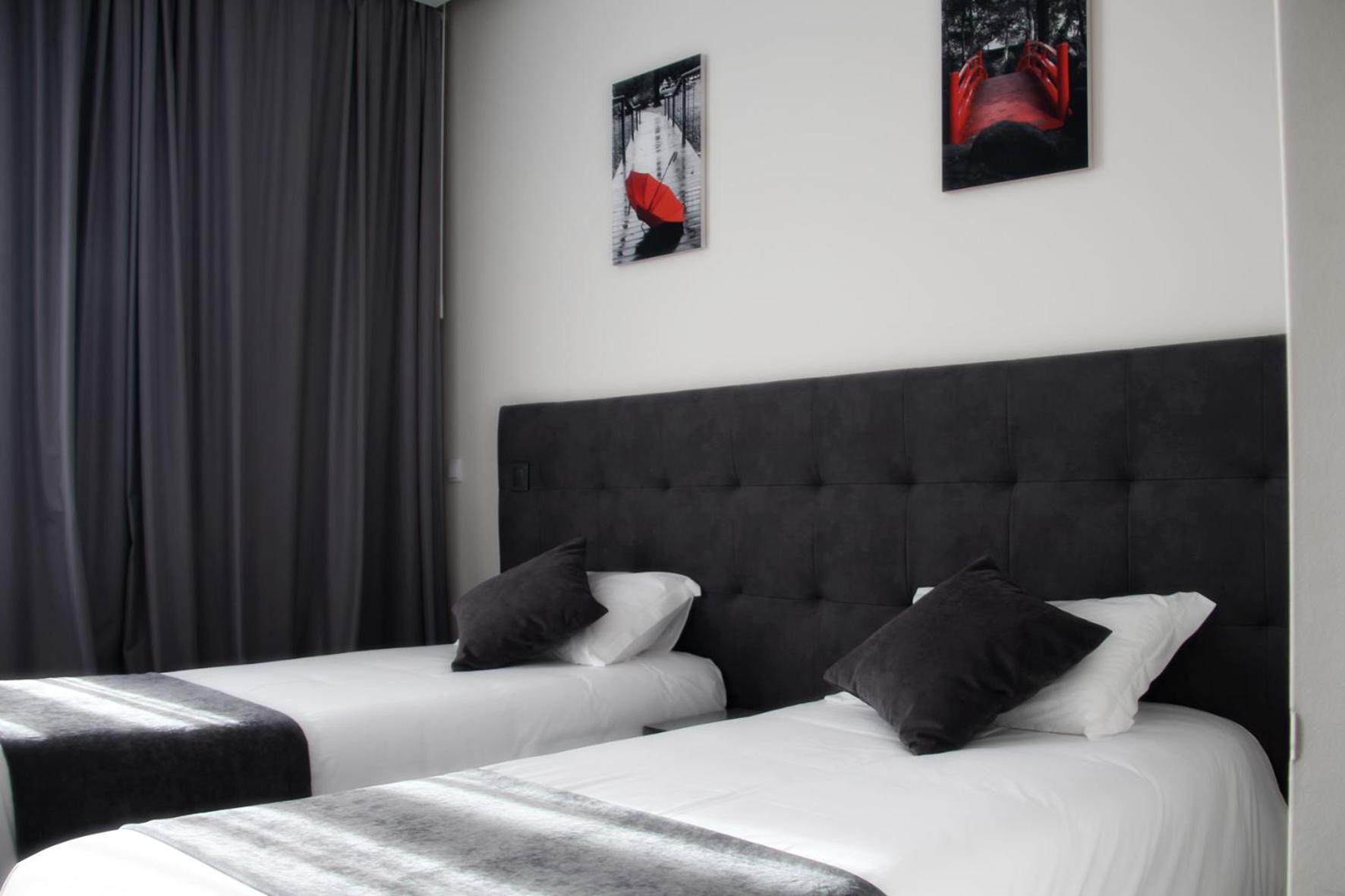 Twin Room with Bathroom - Photo 2