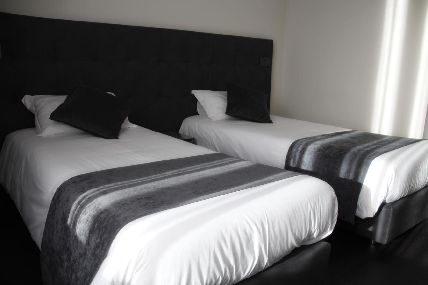 Twin Room with Bathroom - Photo 3