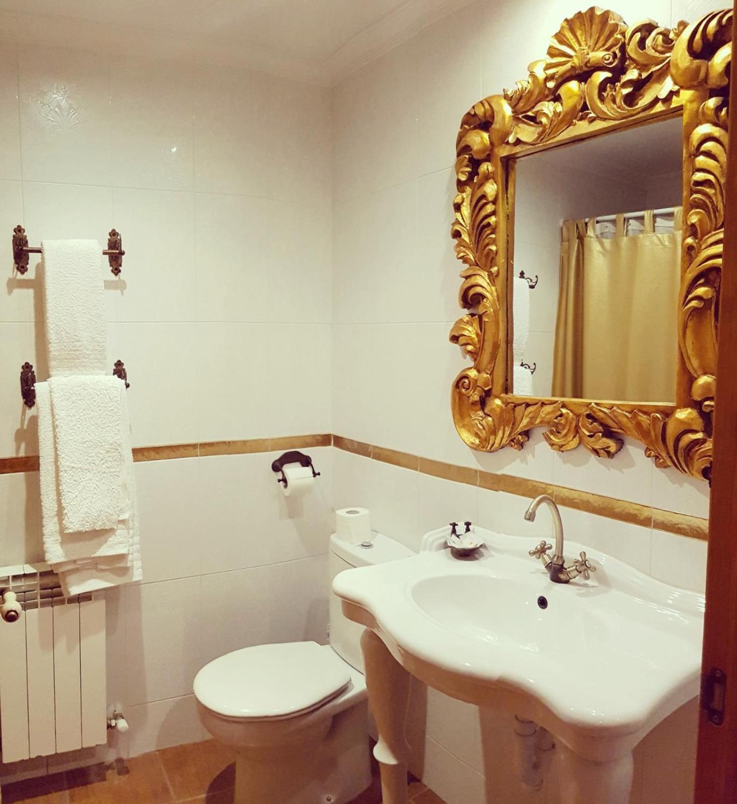Twin Room with Private Bathroom and View - Photo 36