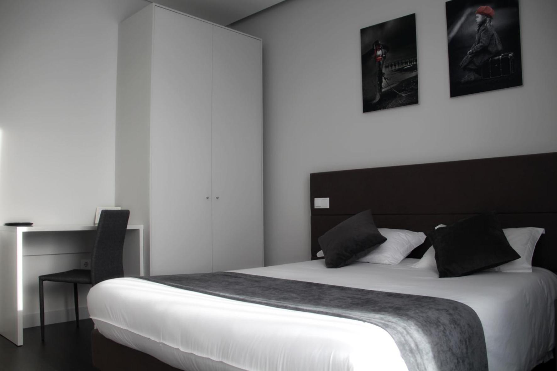 Deluxe Room - Photo 10