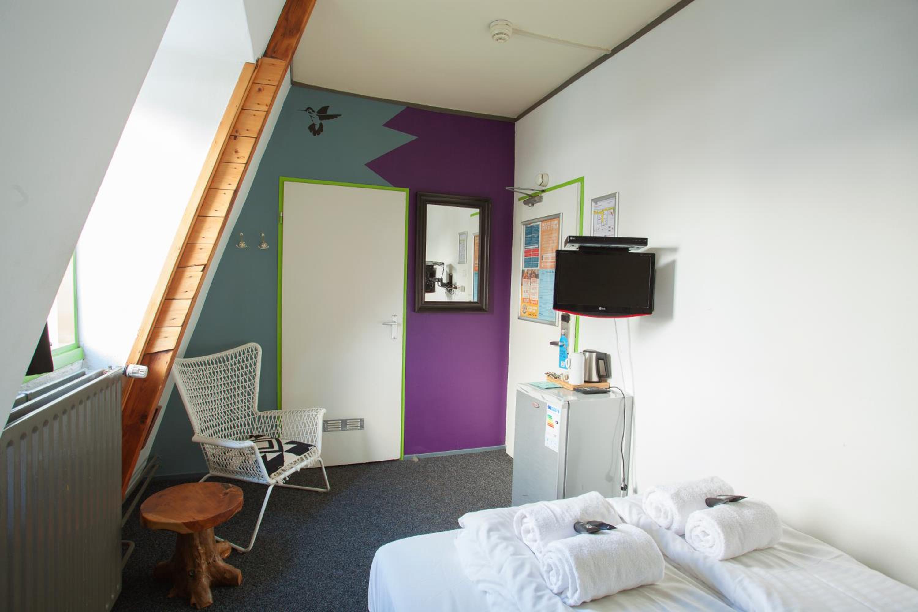 Single Room with Bathroom photo 2