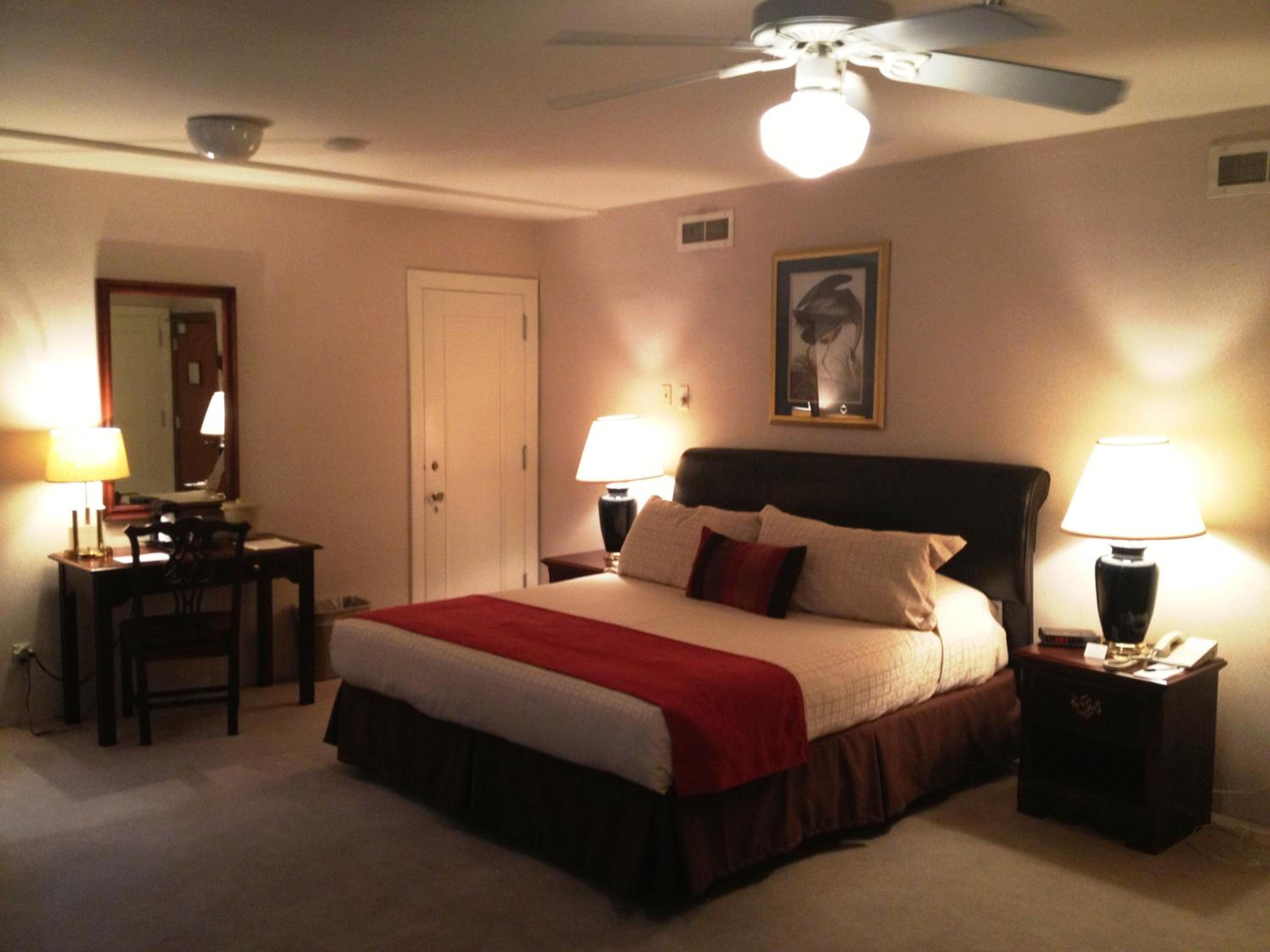 Queen Suite with Sofa Bed - Non-Smoking photo 3