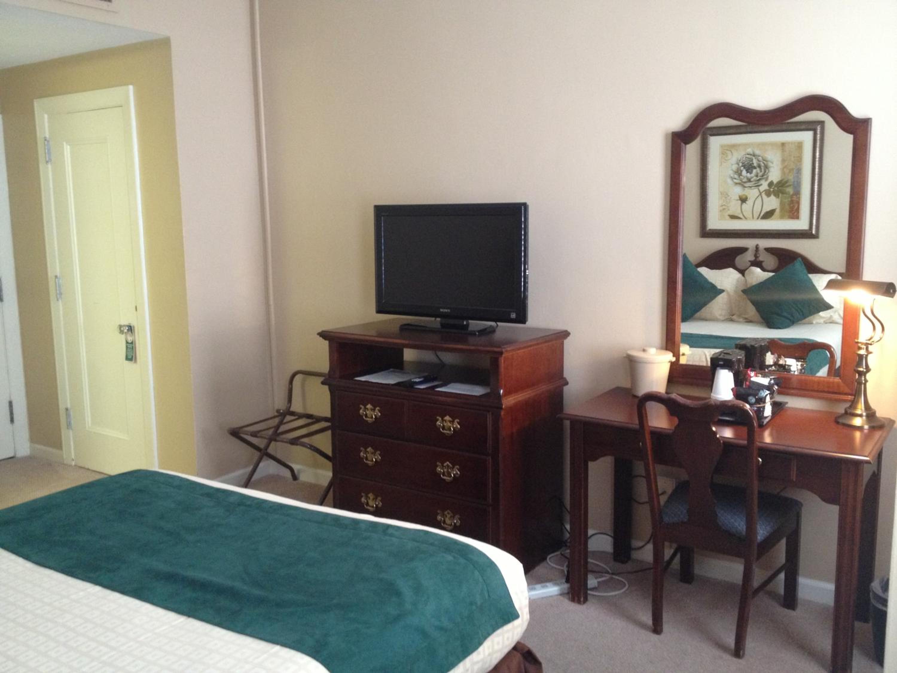Queen Room - Non-Smoking photo 1