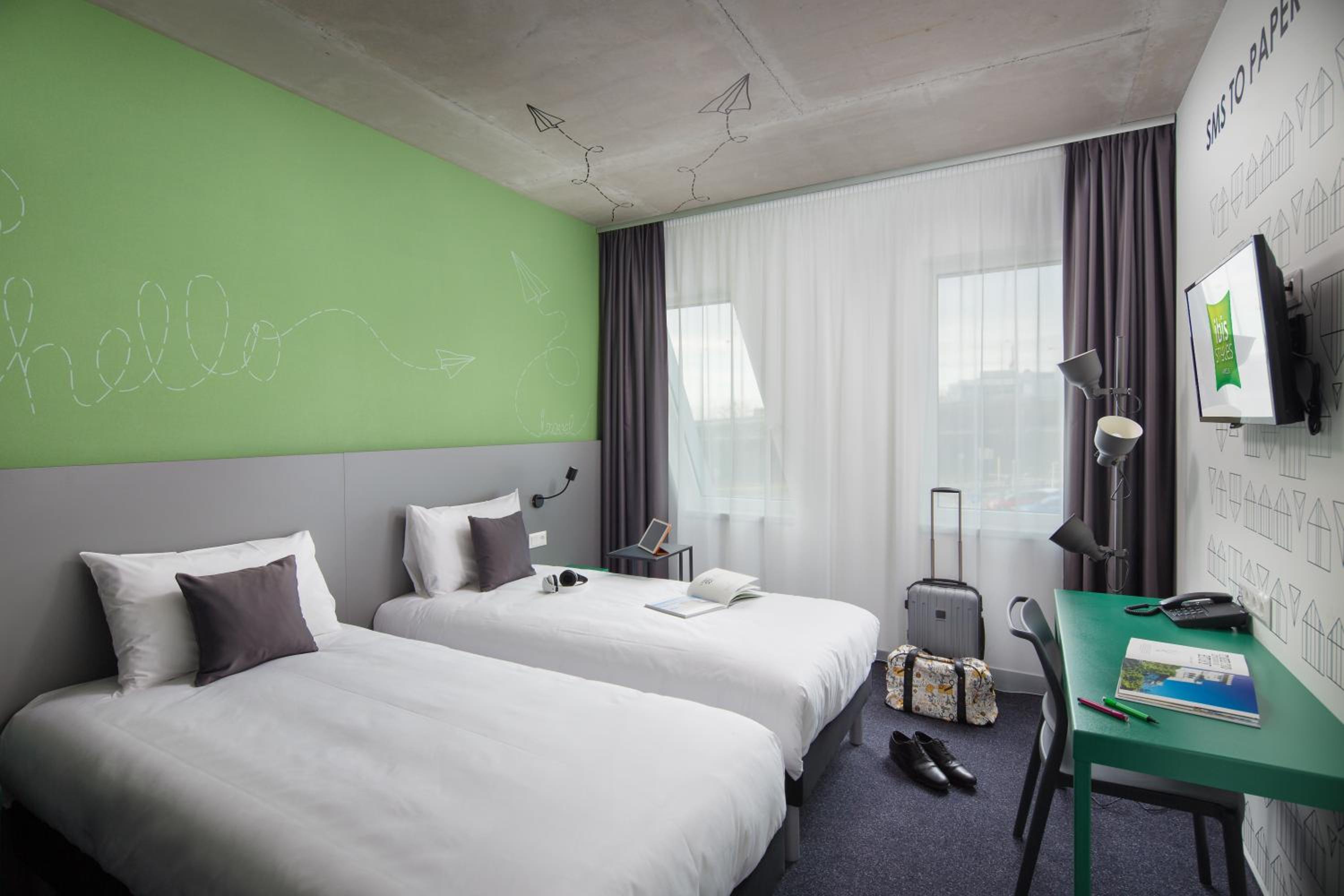 Standard Twin Room thumbnail 5