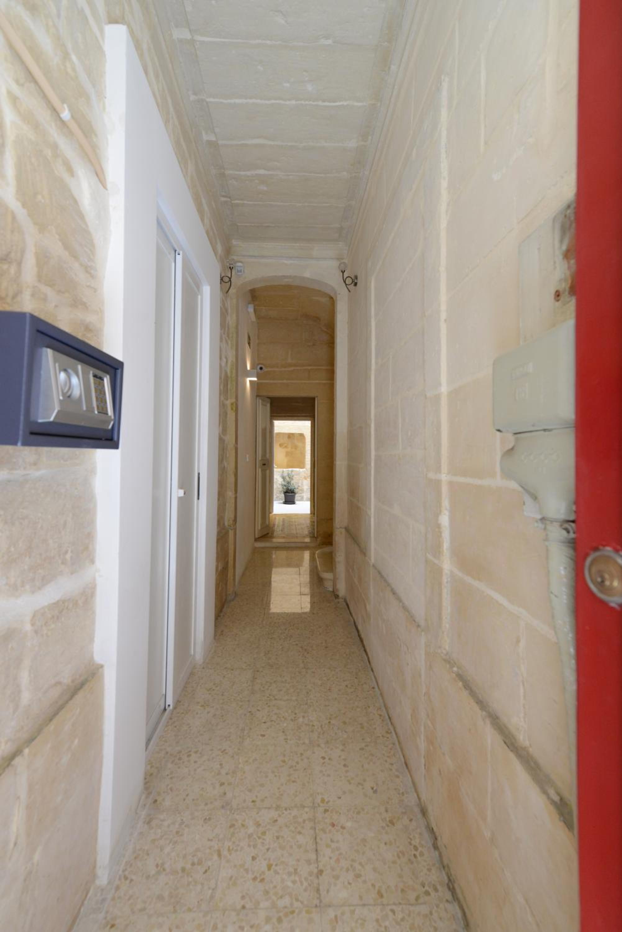 Double Room with Private Shower - Photo 12