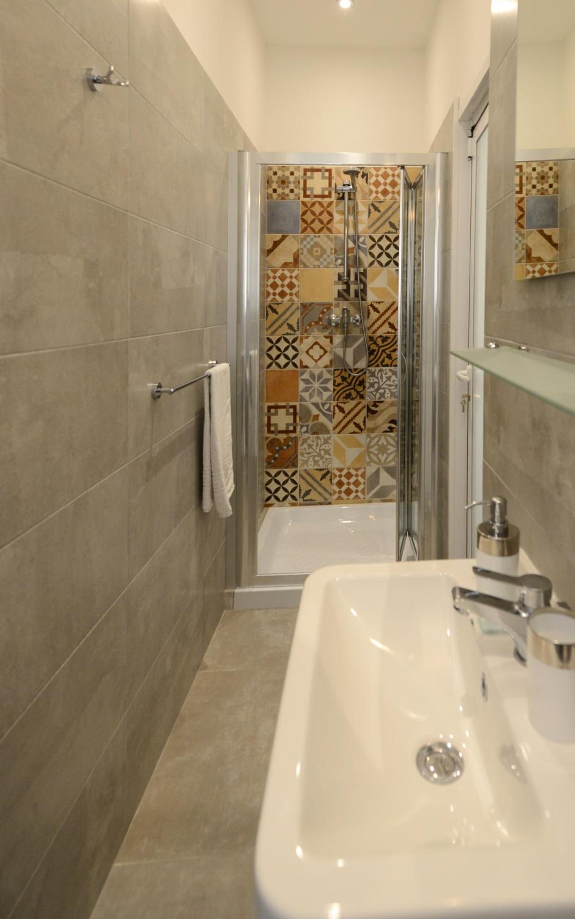 Double Room with Private Shower - Photo 6