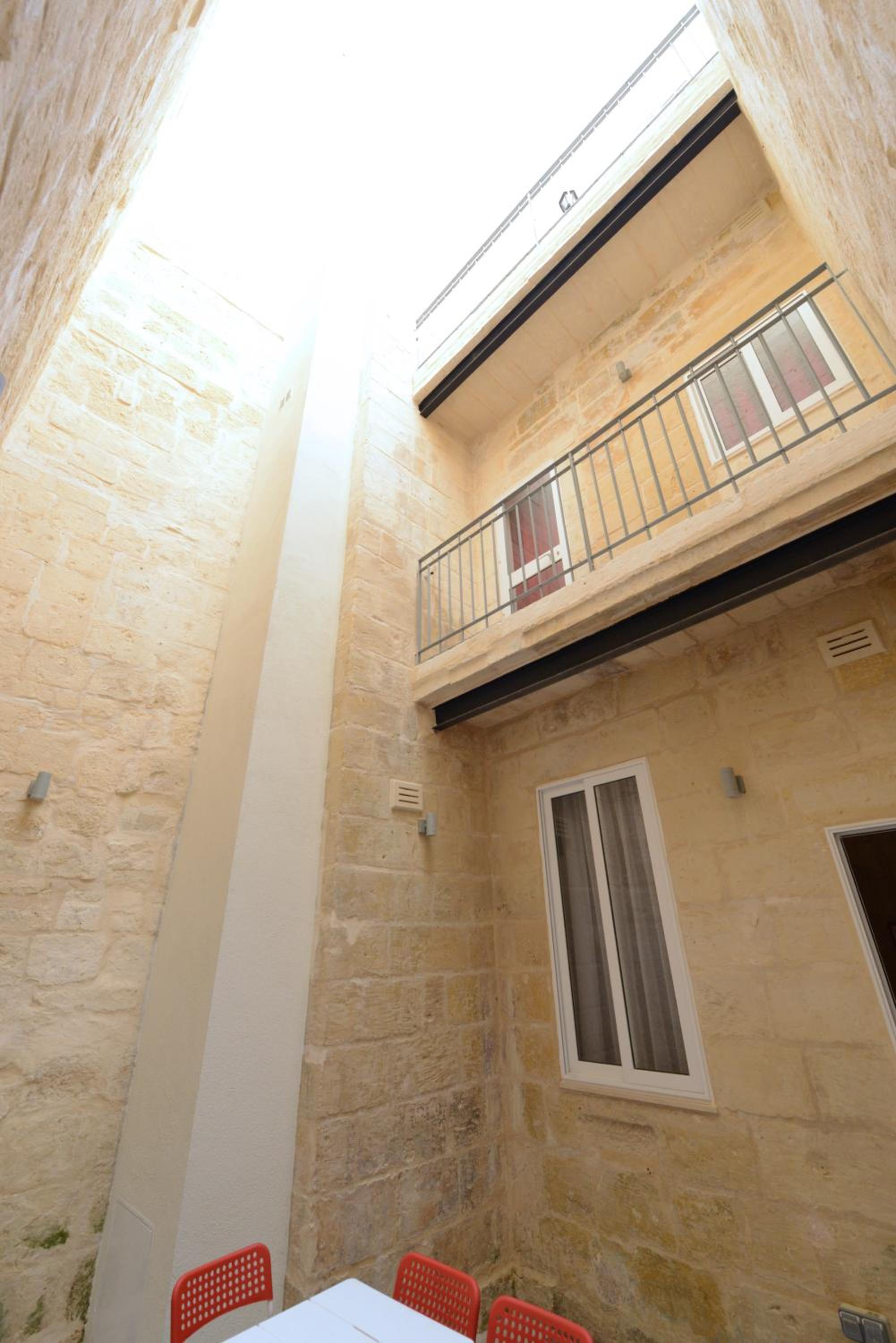 Double Room with Private Shower - Photo 10