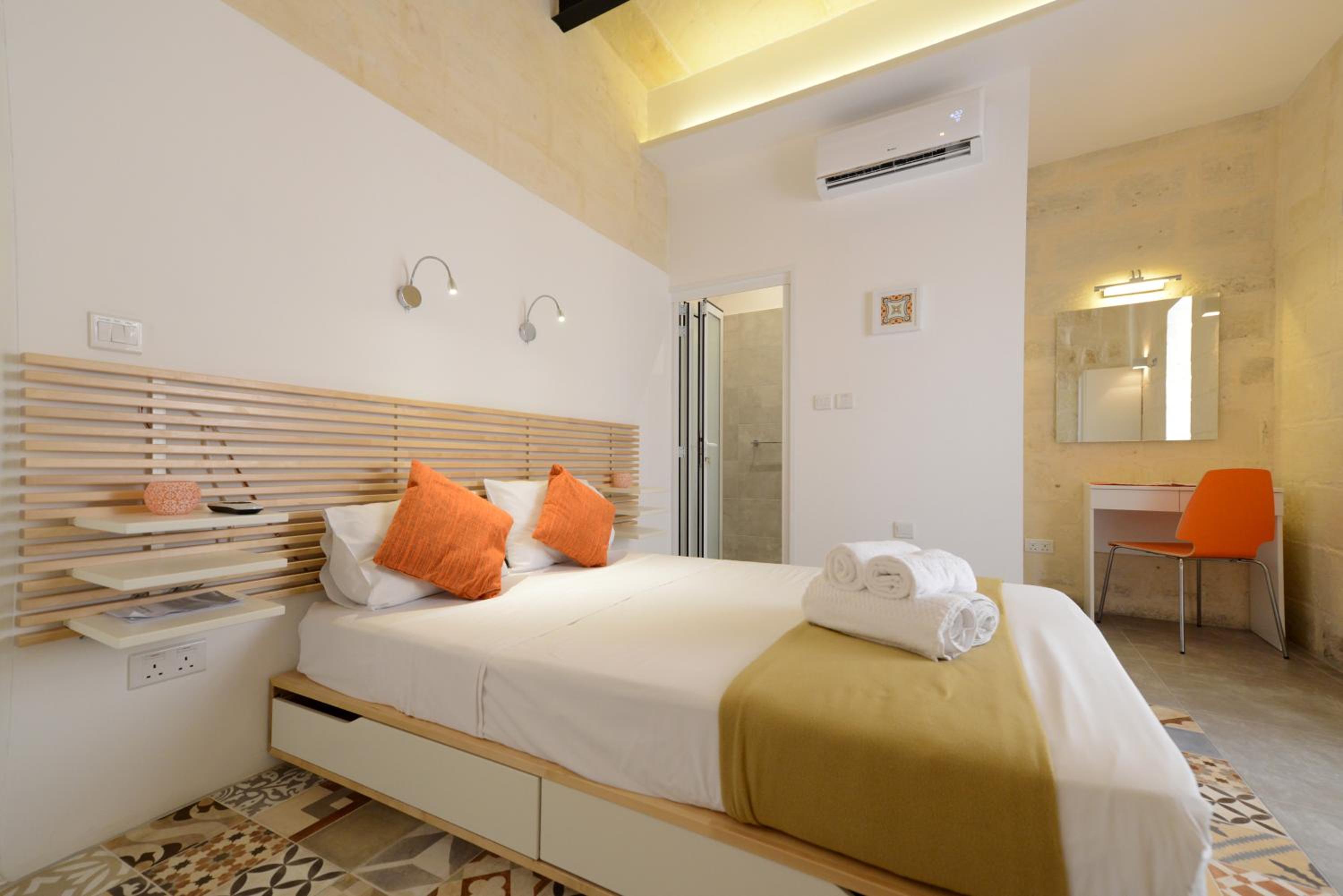 Double Room with Private Shower - Photo 4