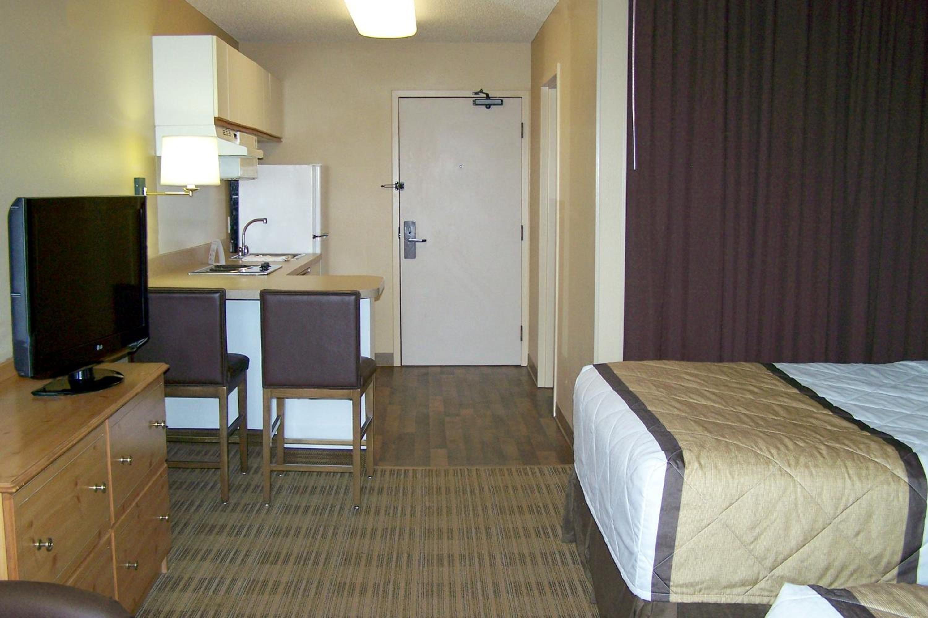 Studio With Two Queen Beds - Non-Smoking - Photo 6