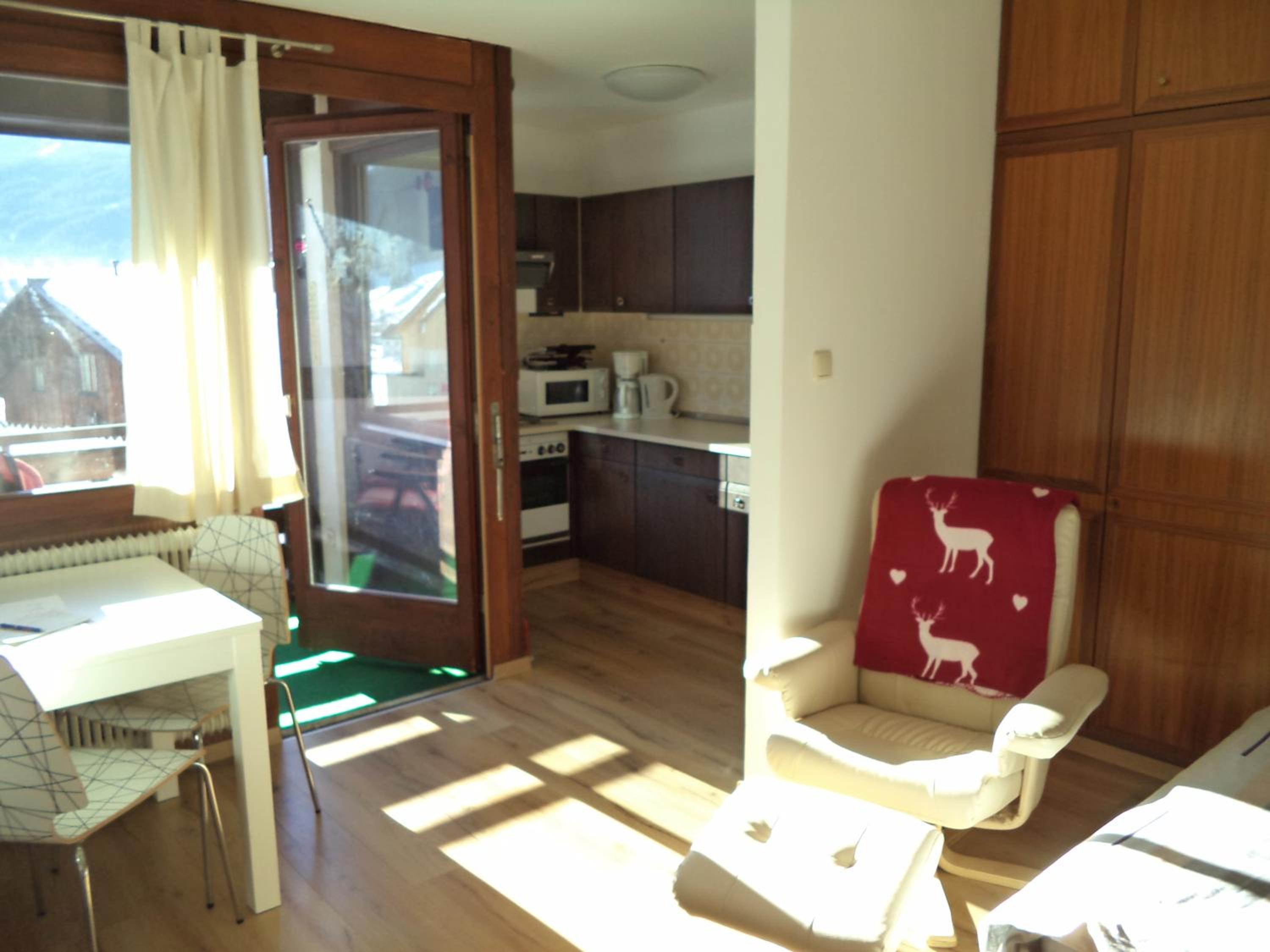 Apartment with Mountain View - Photo 8