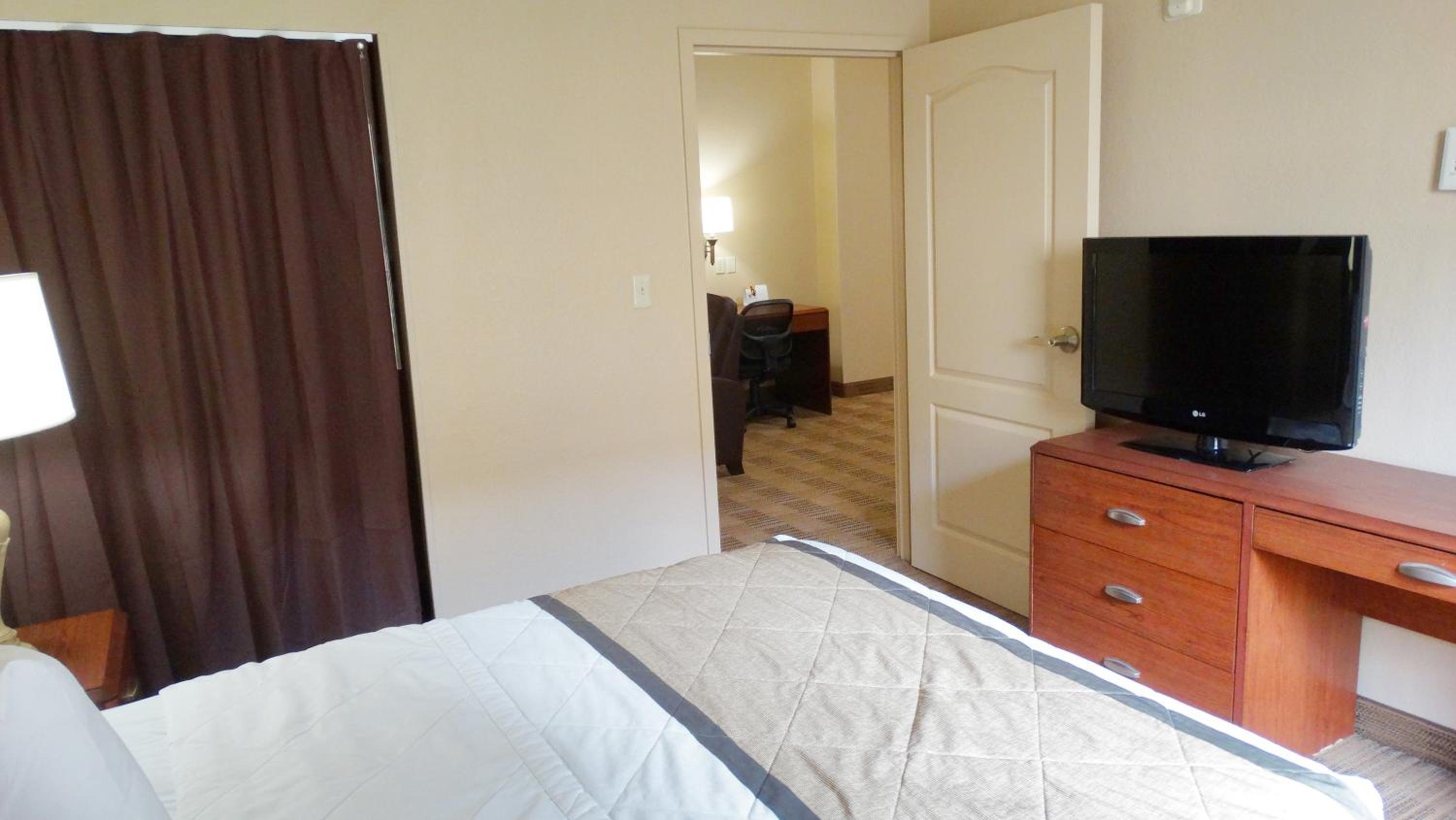 Two-Bedroom Suite With 2 Queen Beds- Non-Smoking photo 2