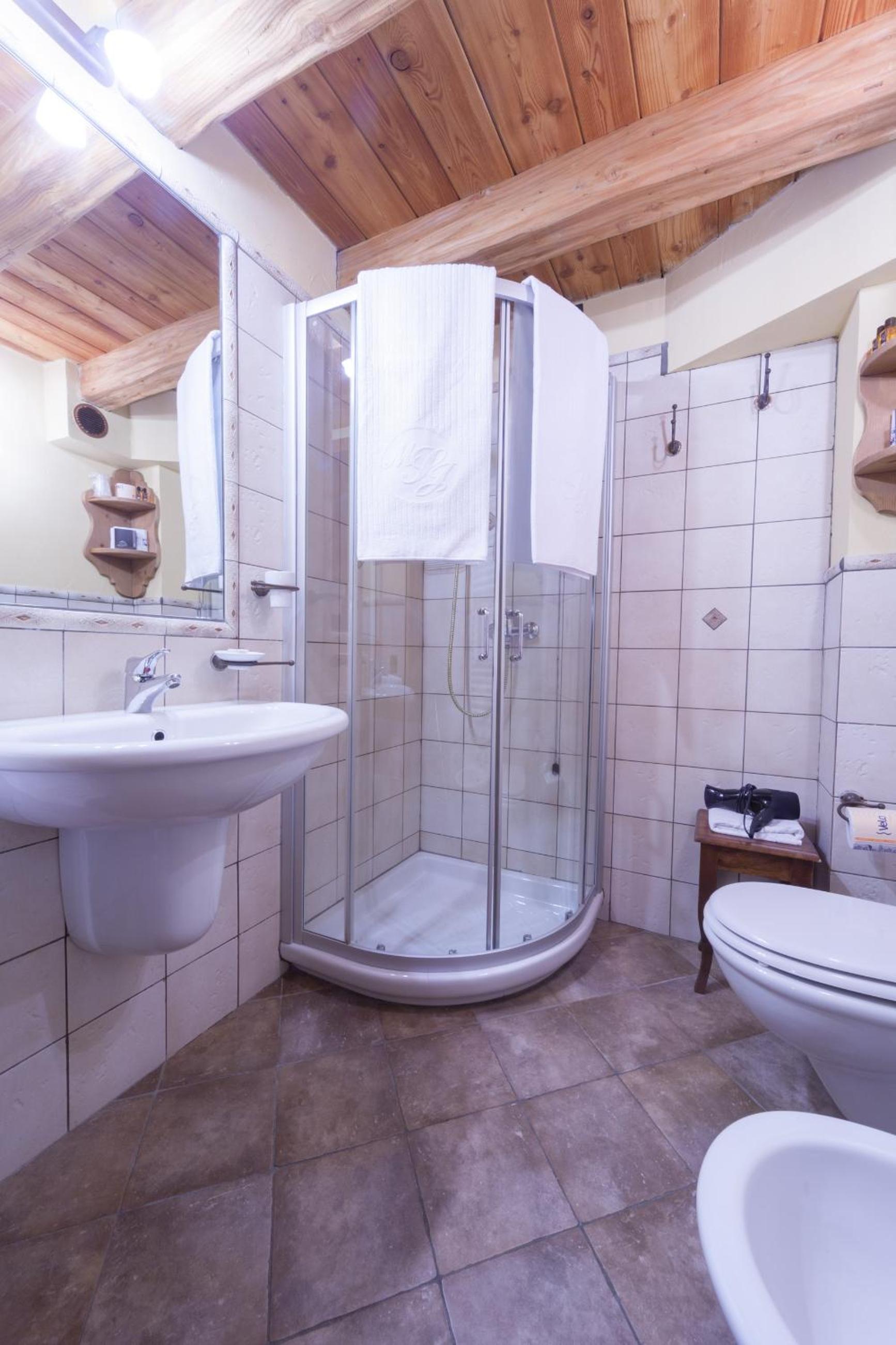 Double Room - Photo 4