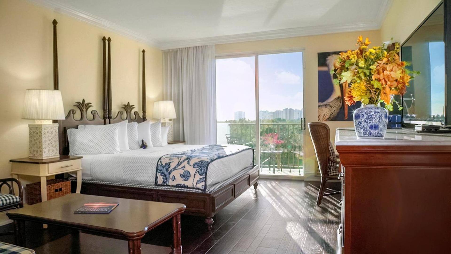 Deluxe King Room Lake View with Balcony - Photo 13