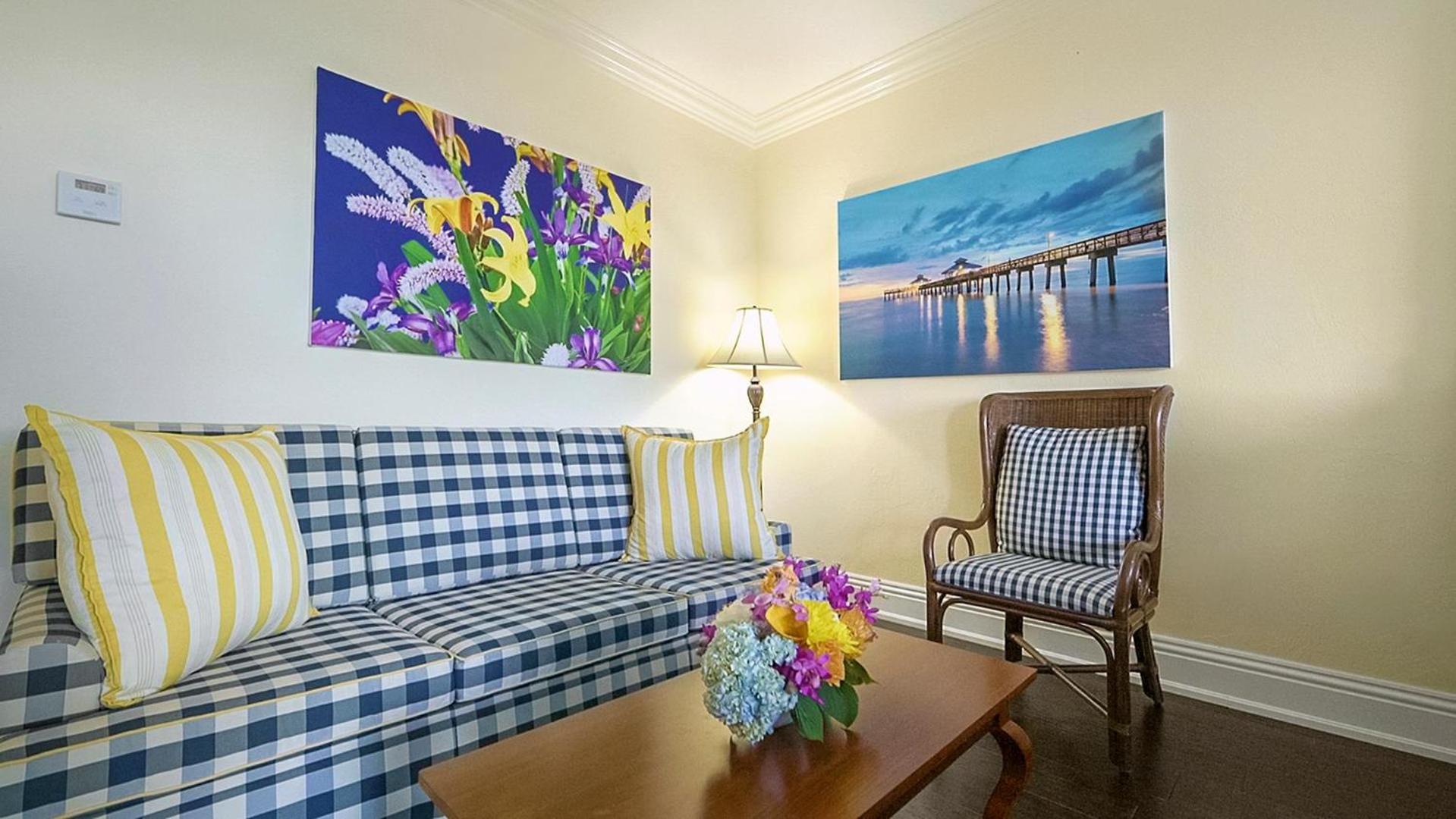 Deluxe King Room Lake View with Balcony - Photo 10