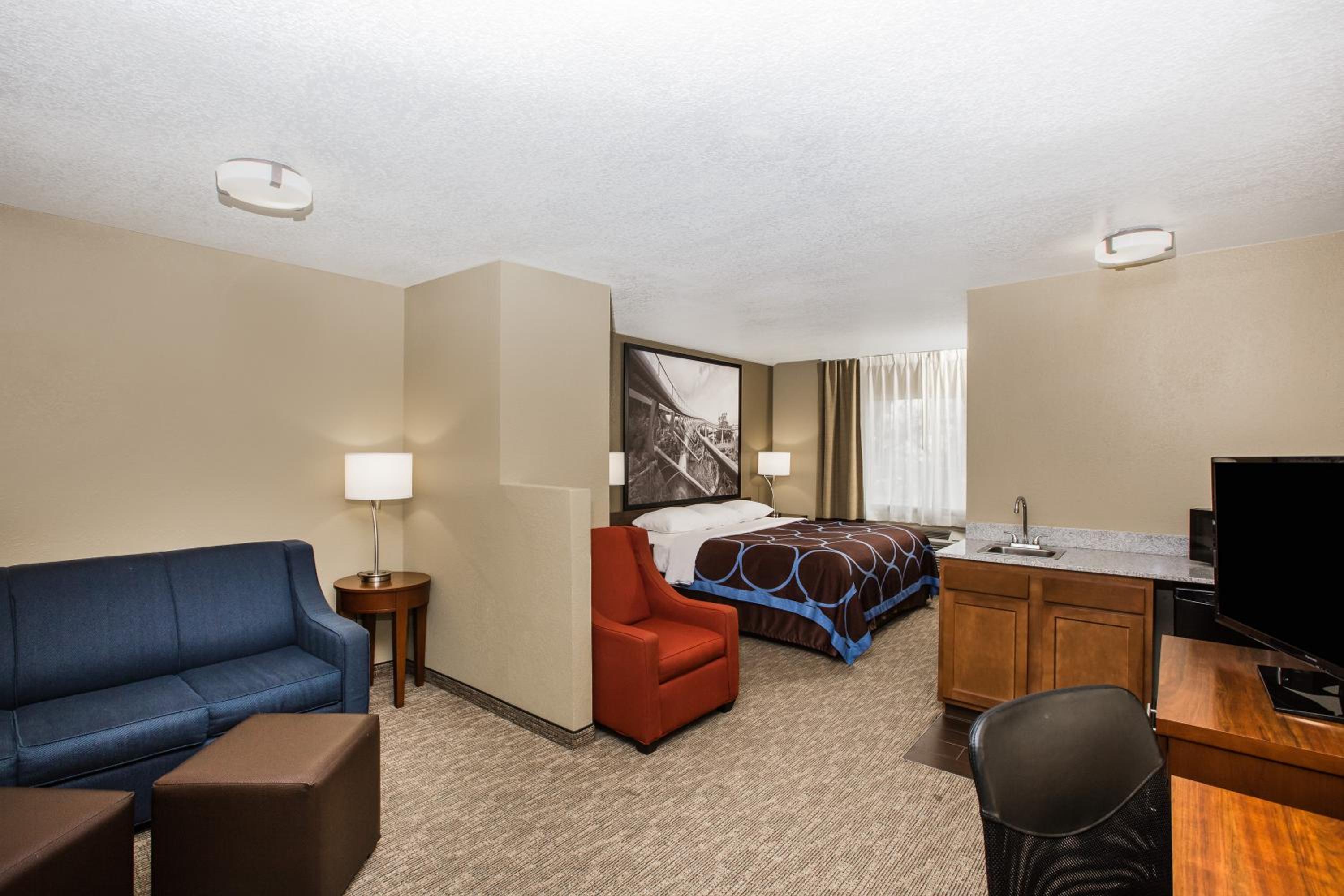 King Suite - Non-Smoking - Photo 4