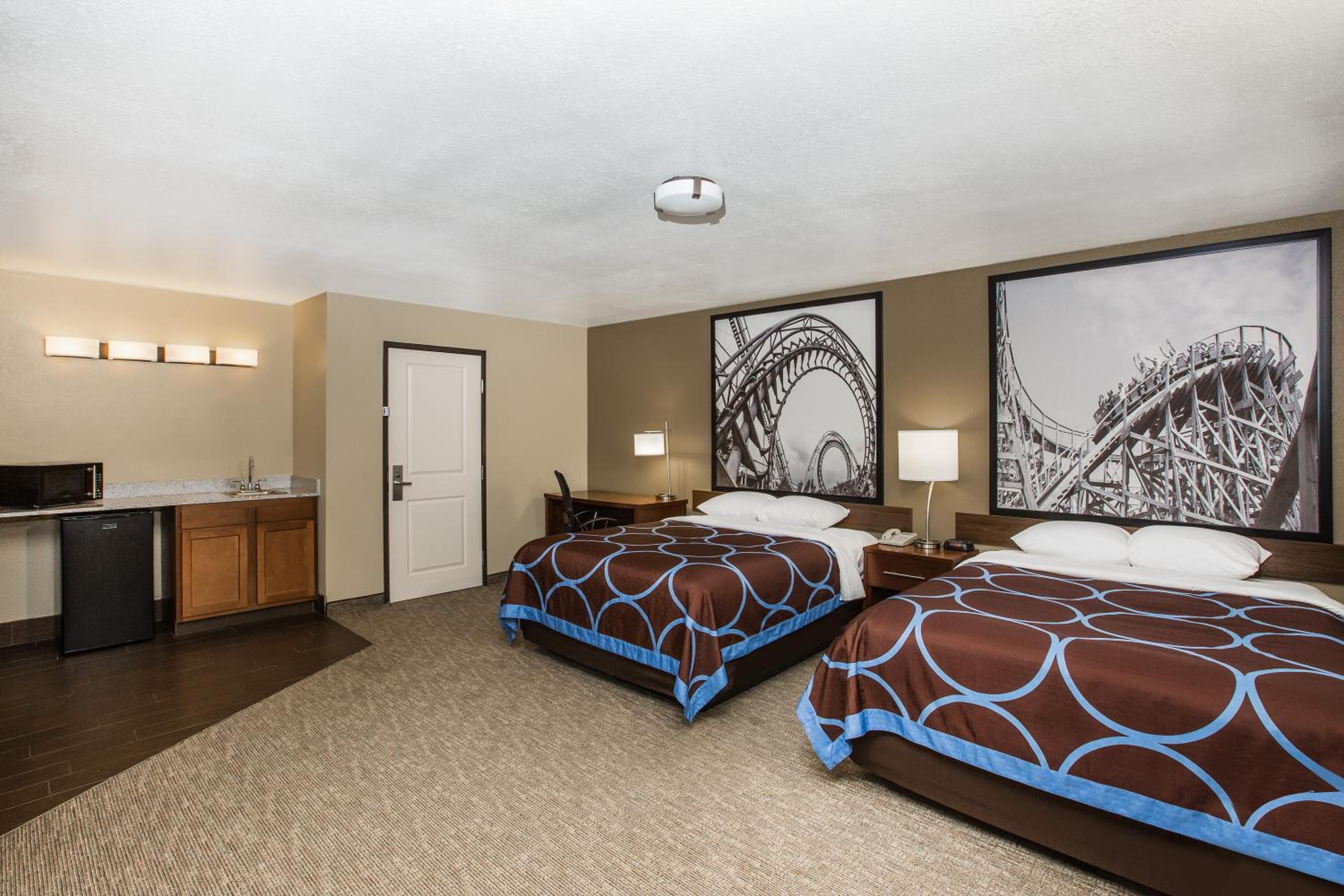 Deluxe Queen Suite - Non-Smoking - Photo 1