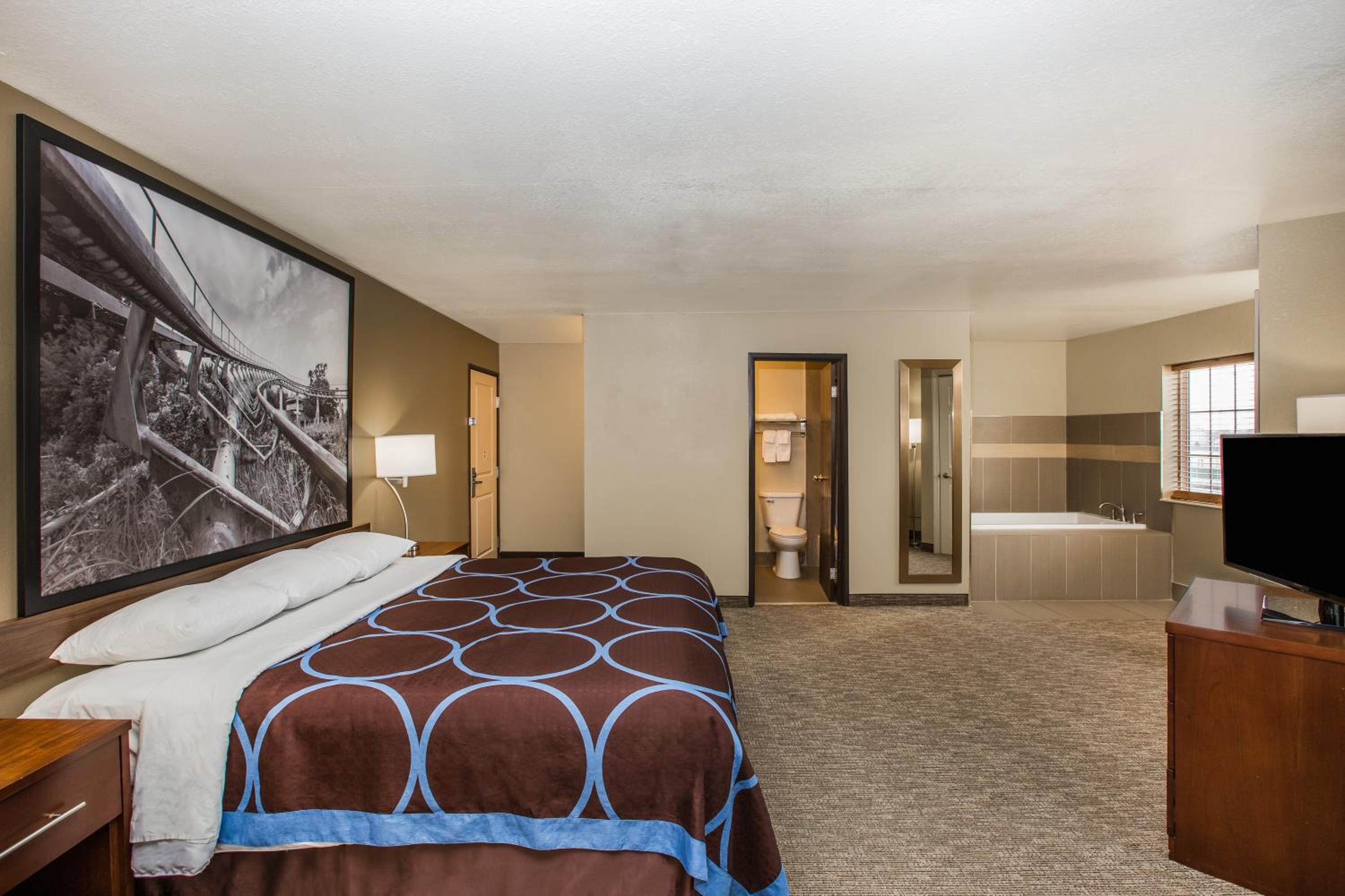 Deluxe King Suite - Non-Smoking - Photo 5