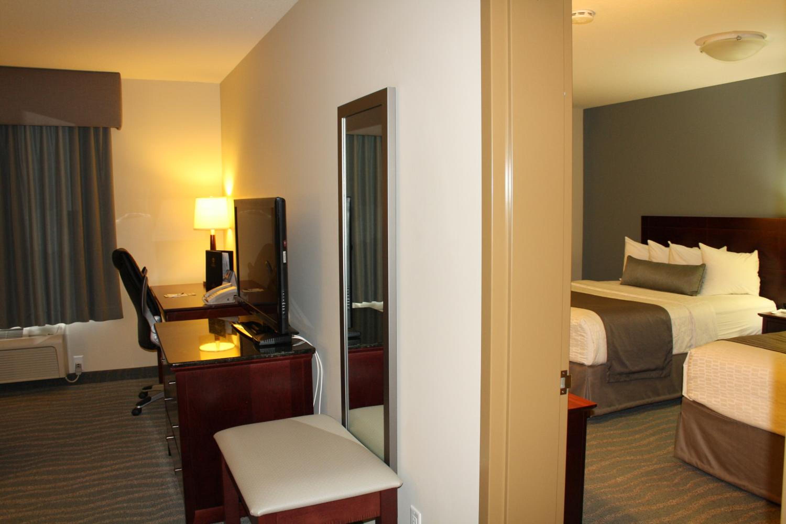 Suite with Two Queen Beds and Sofa Bed - Non-Smoking photo 3