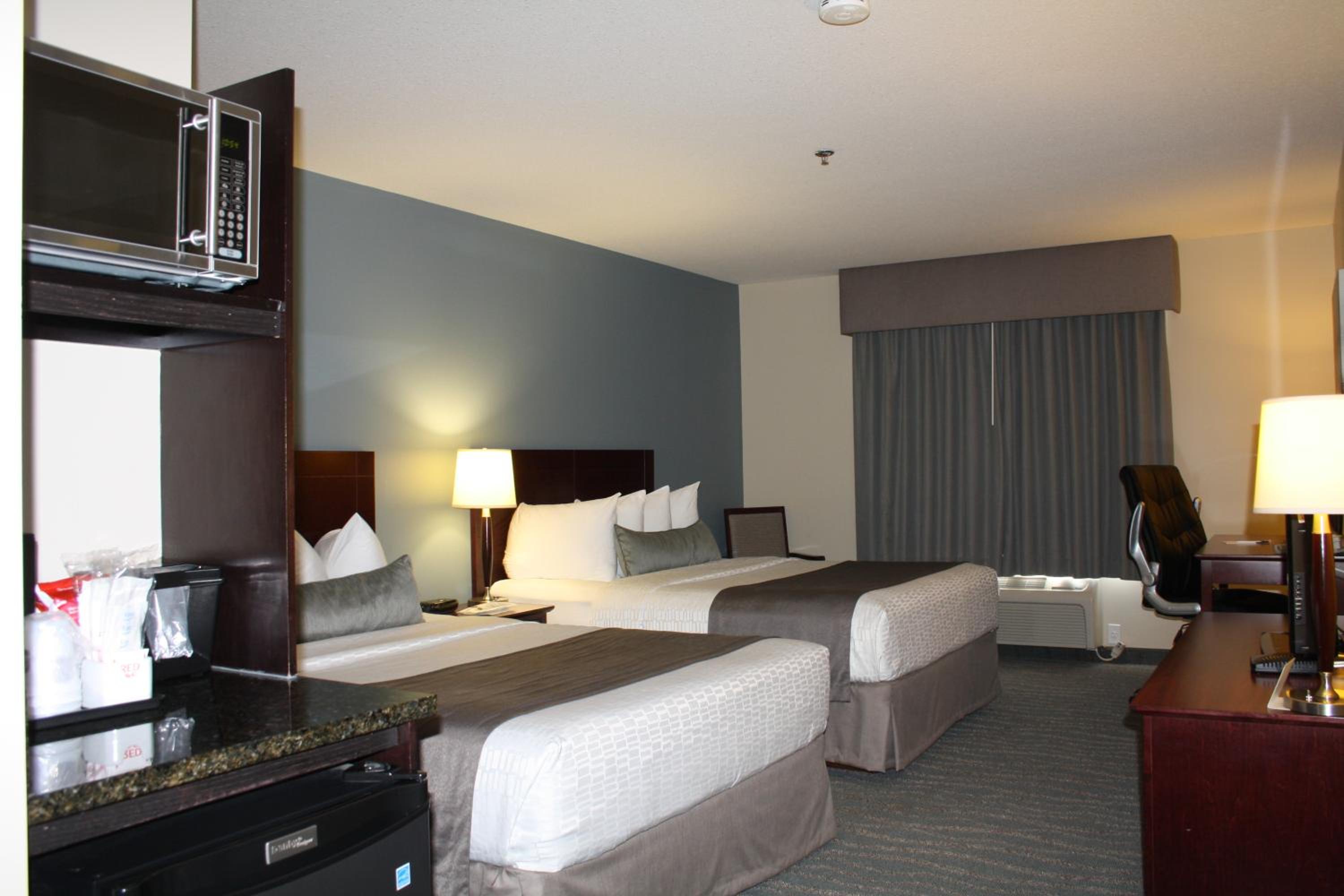 Queen Room with Two Queen Beds - Non-Smoking photo 2