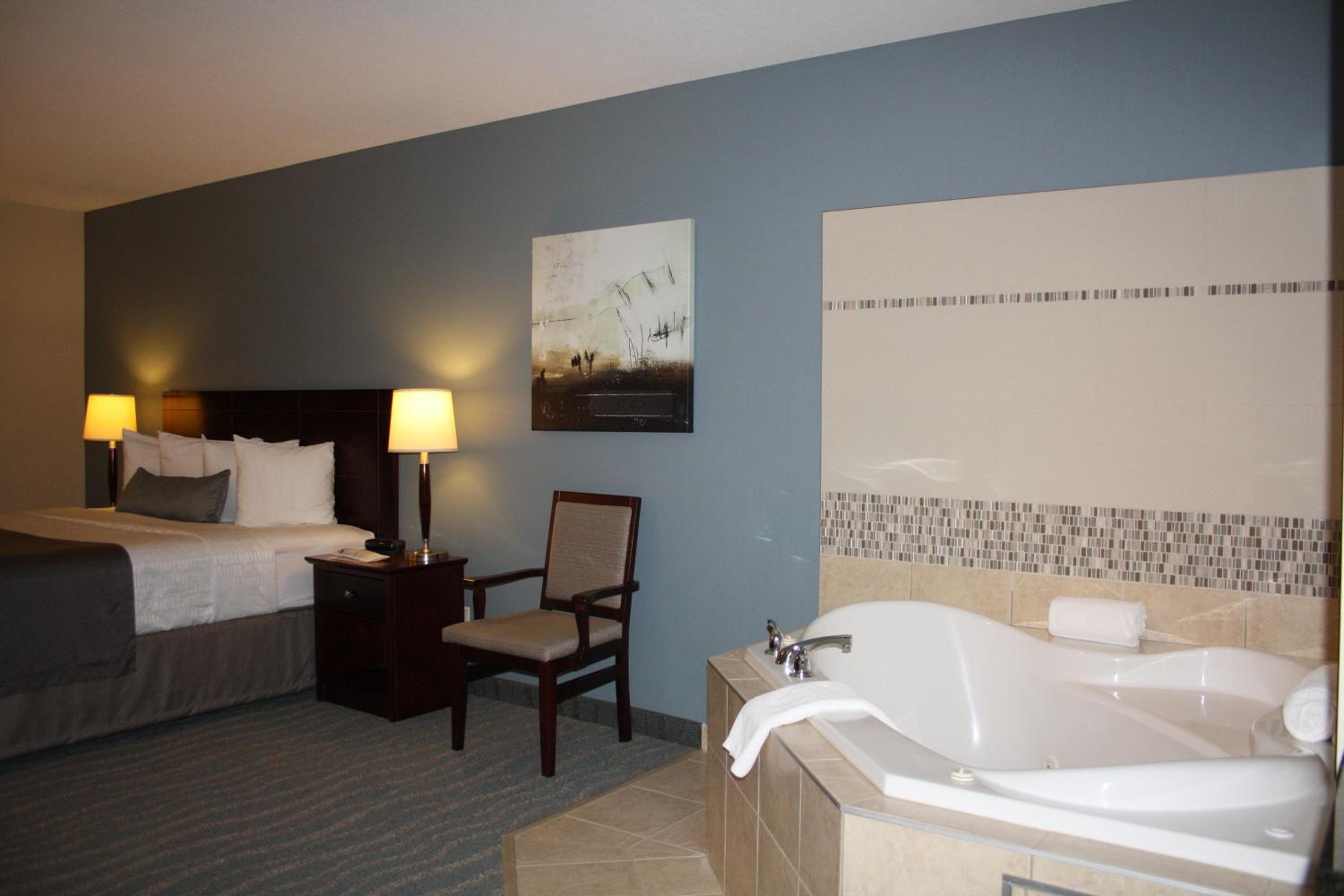 King Room with Hot Tub - Non-Smoking photo 3