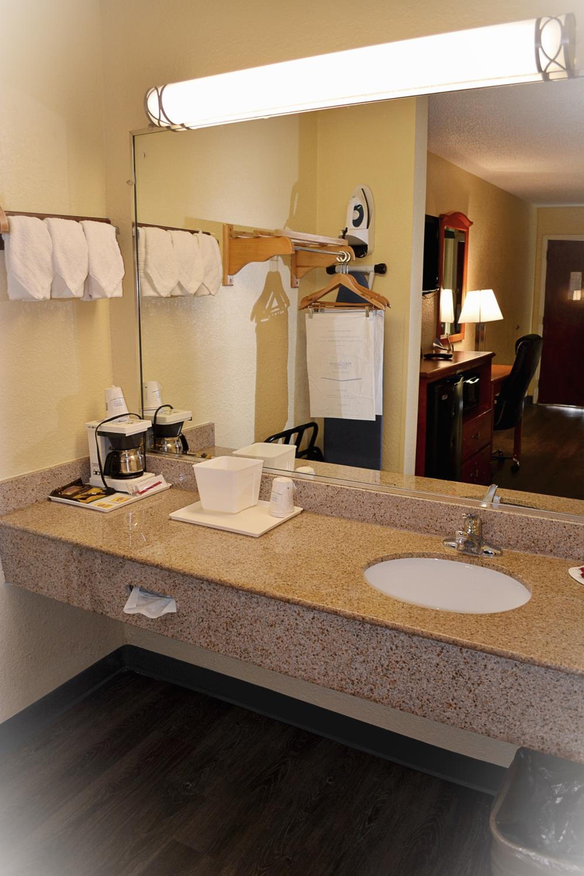 Double Room with Two Double Beds - Non-Smoking - Photo 6