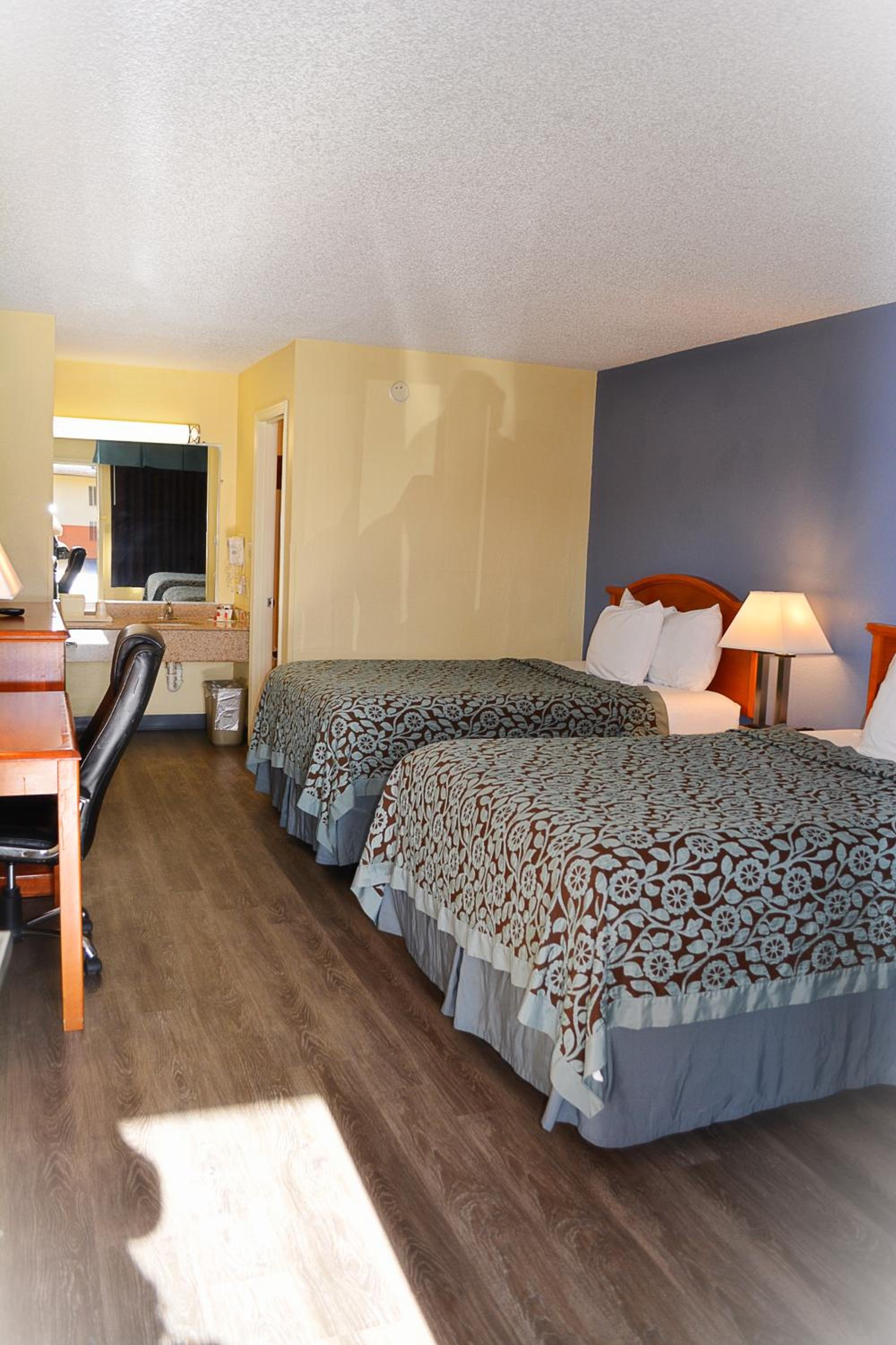Double Room with Two Double Beds - Non-Smoking - Photo 5