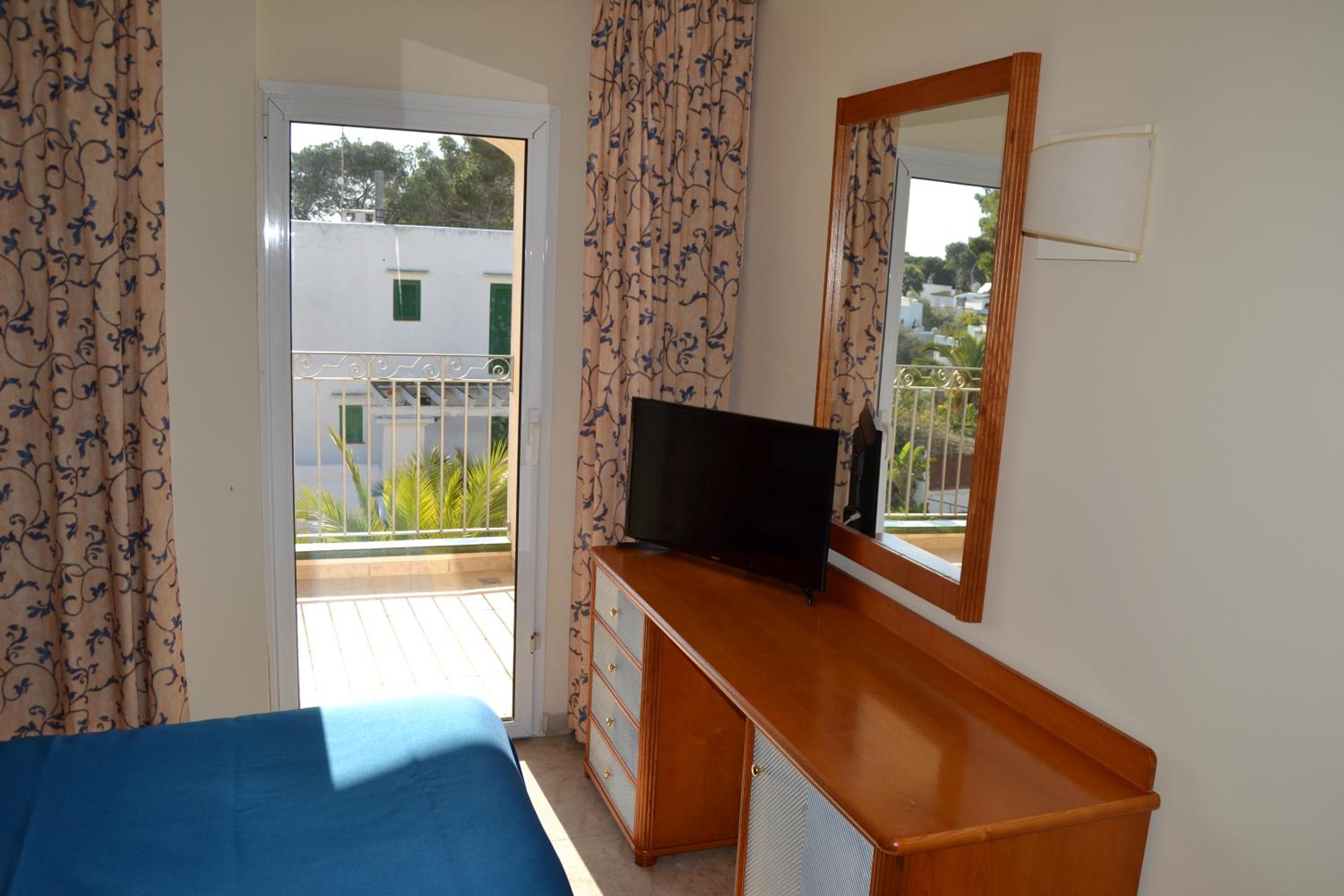 Double or Twin Room with Balcony - Photo 3