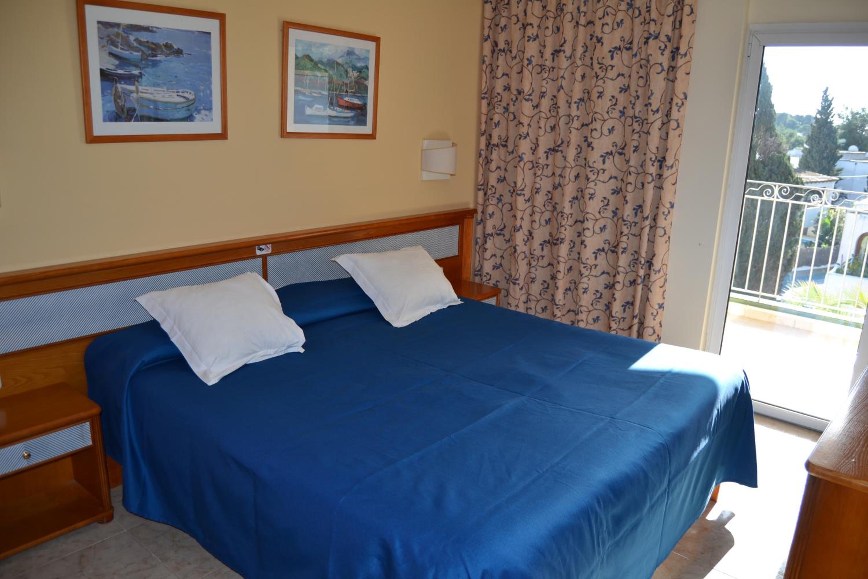 Double or Twin Room with Balcony - Photo 4
