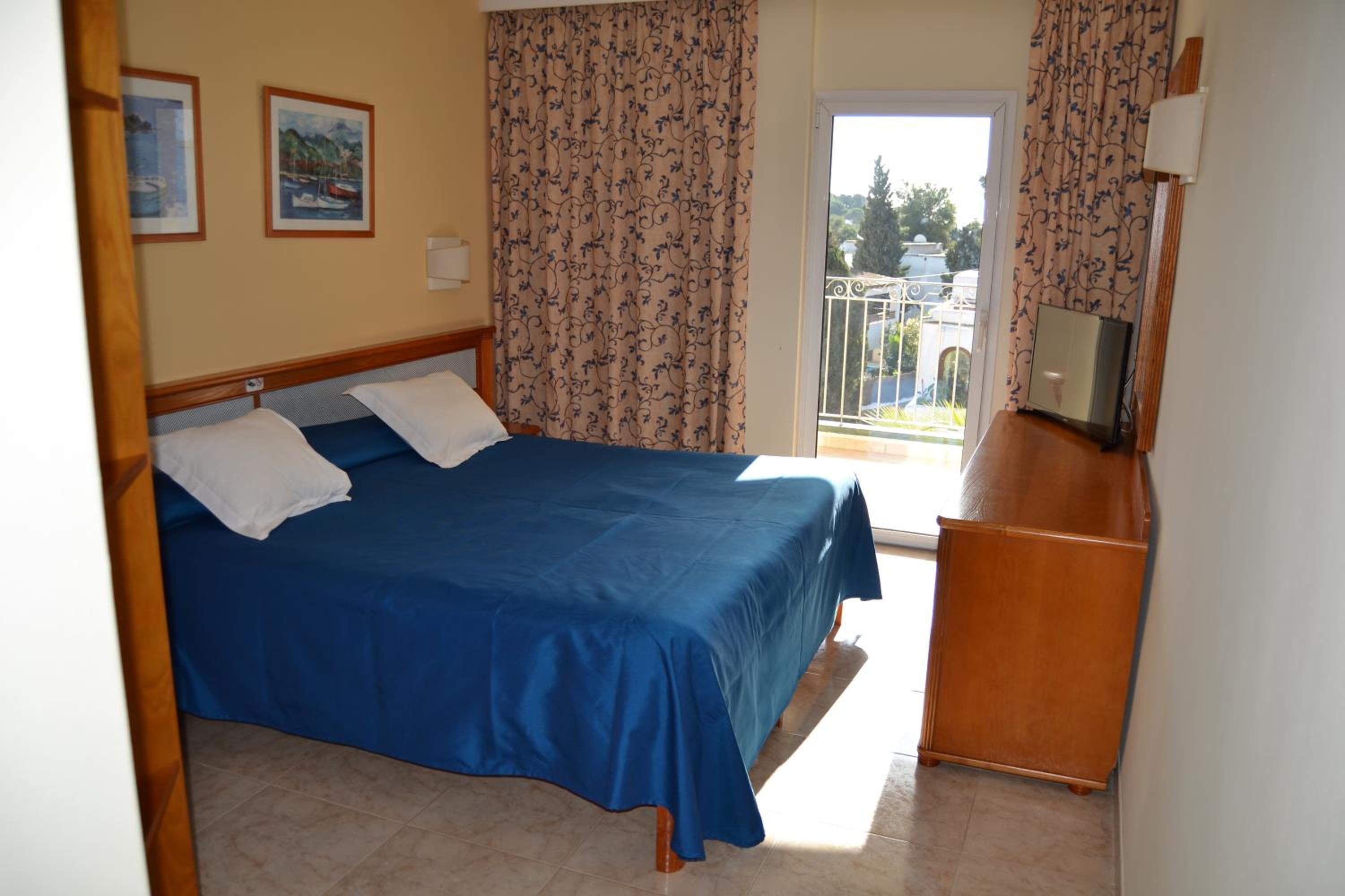 Double or Twin Room with Balcony - Photo 2