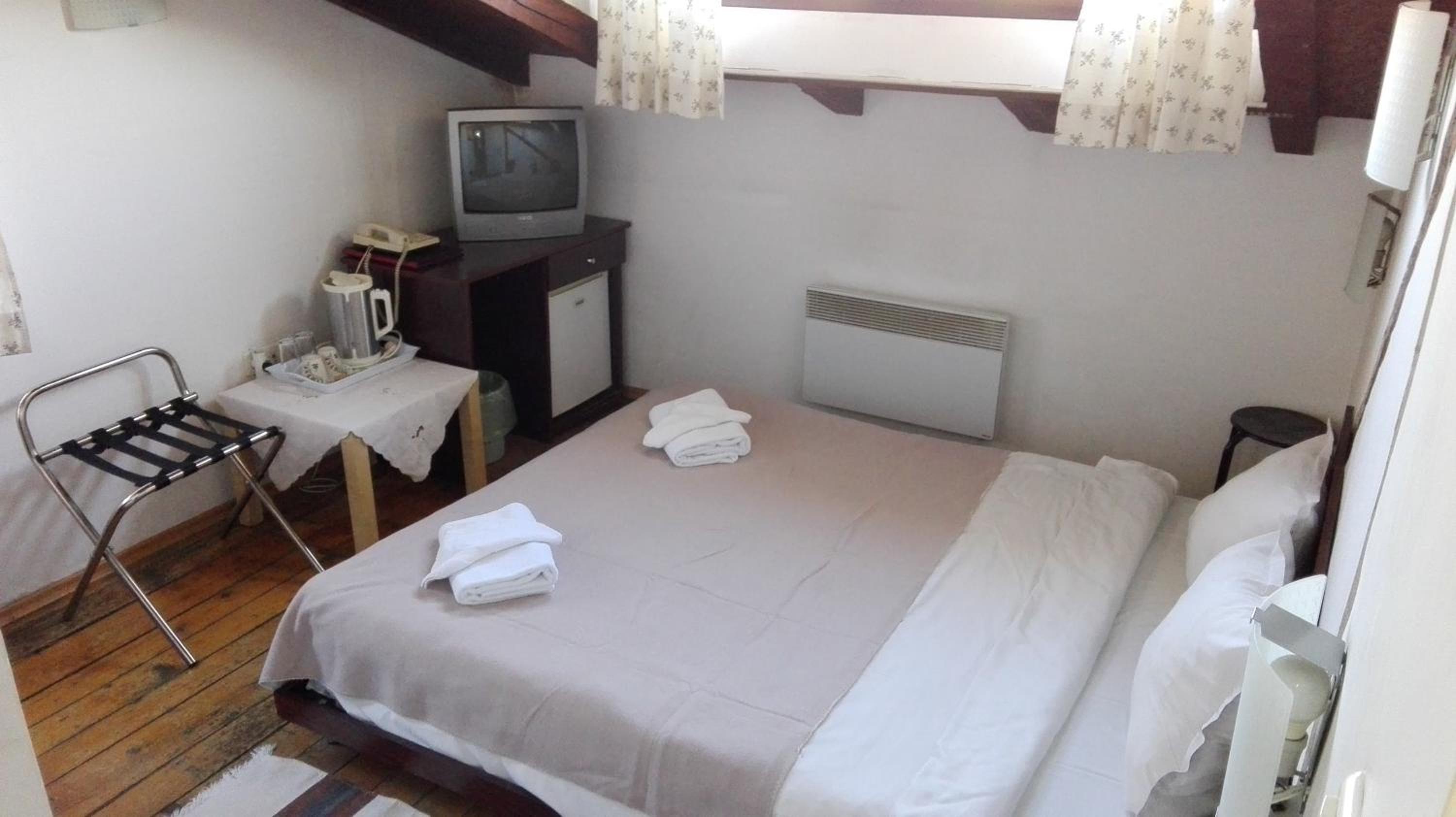 Double or Twin Room - Photo 11